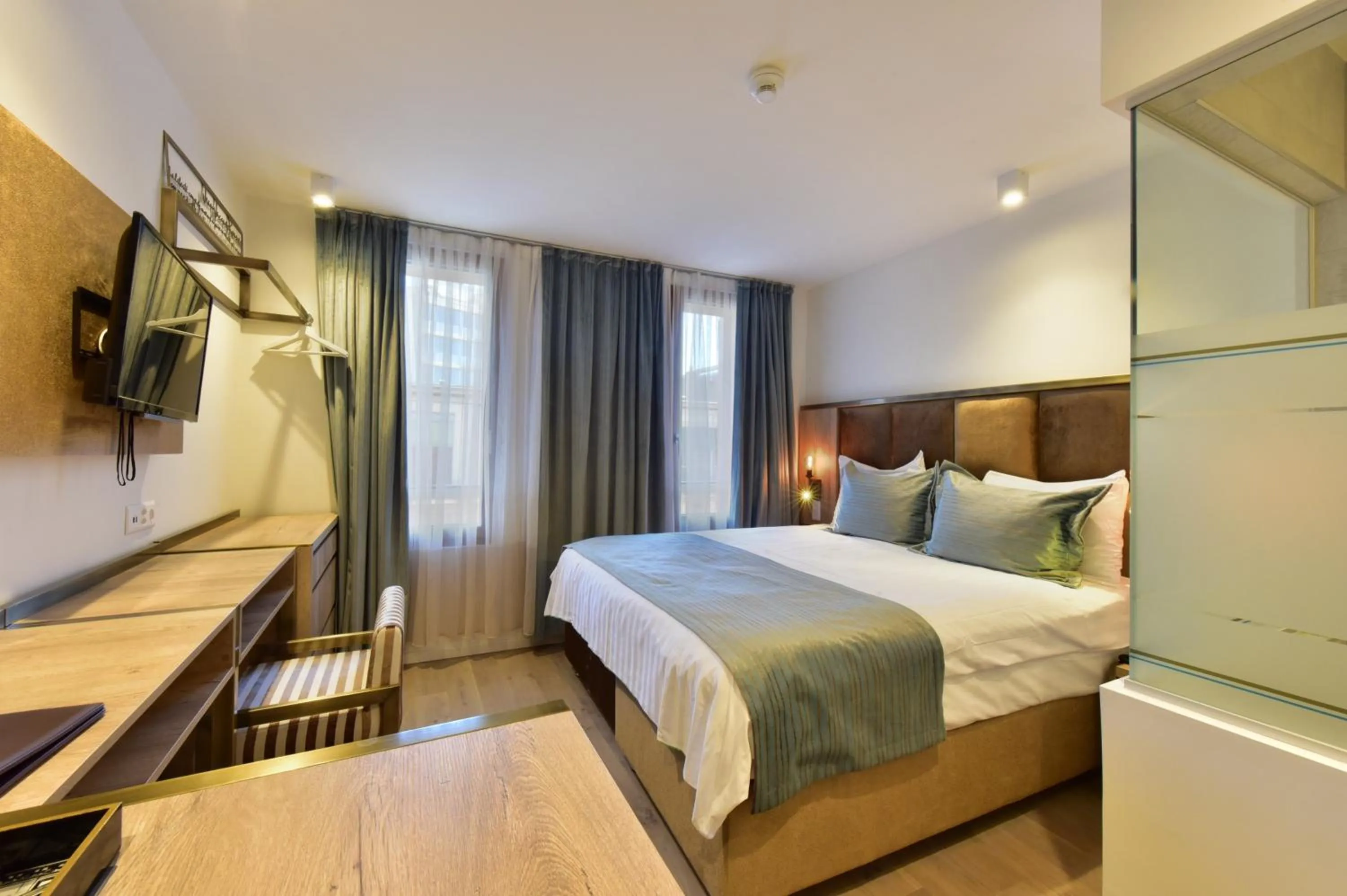 Bedroom, Bed in Hôtel Rousseau Plus