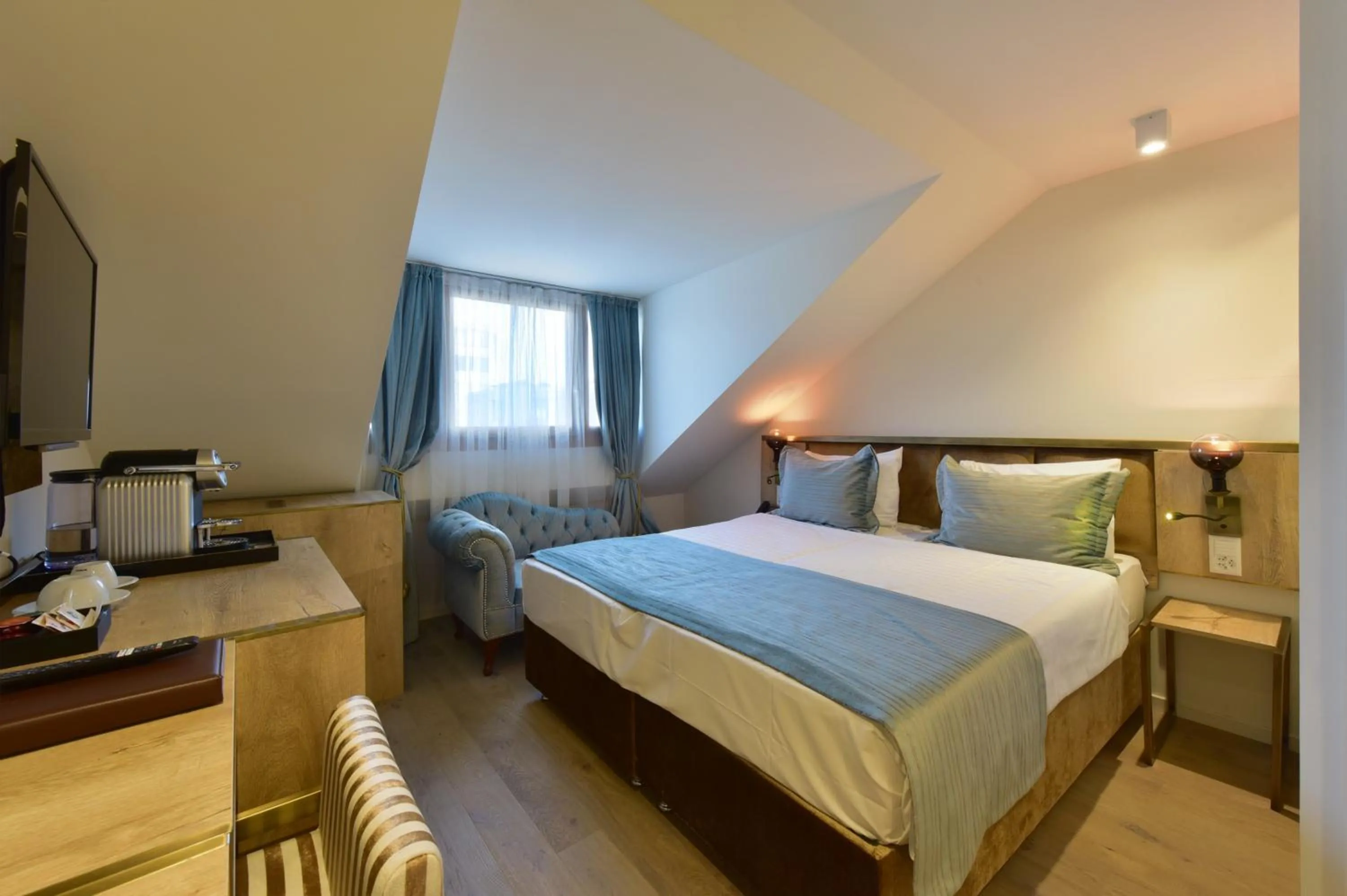 Bed in Hôtel Rousseau Plus