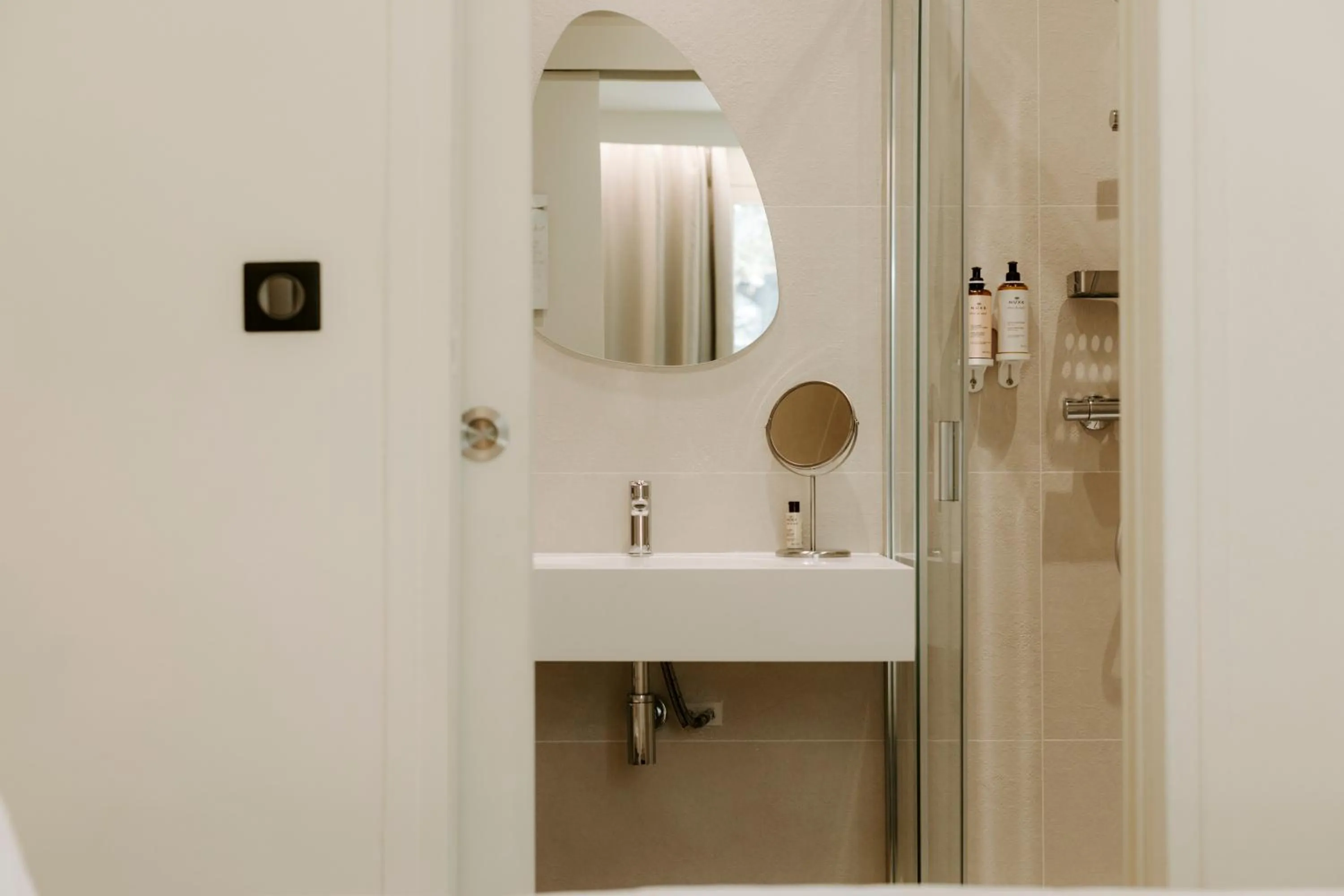 Shower in Soko Hotels-Pont du Gard