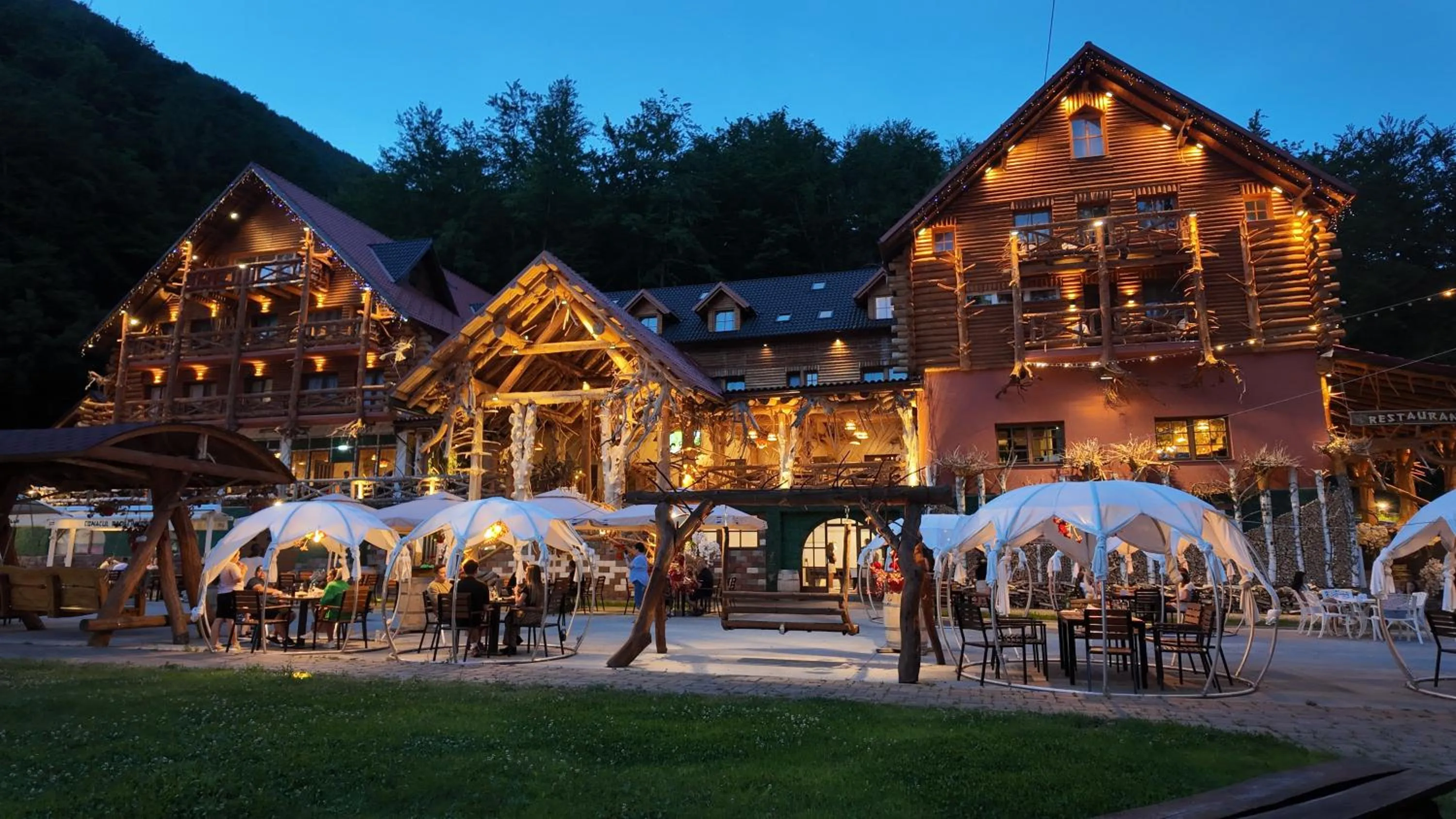 Property building in Conacul Radacinilor