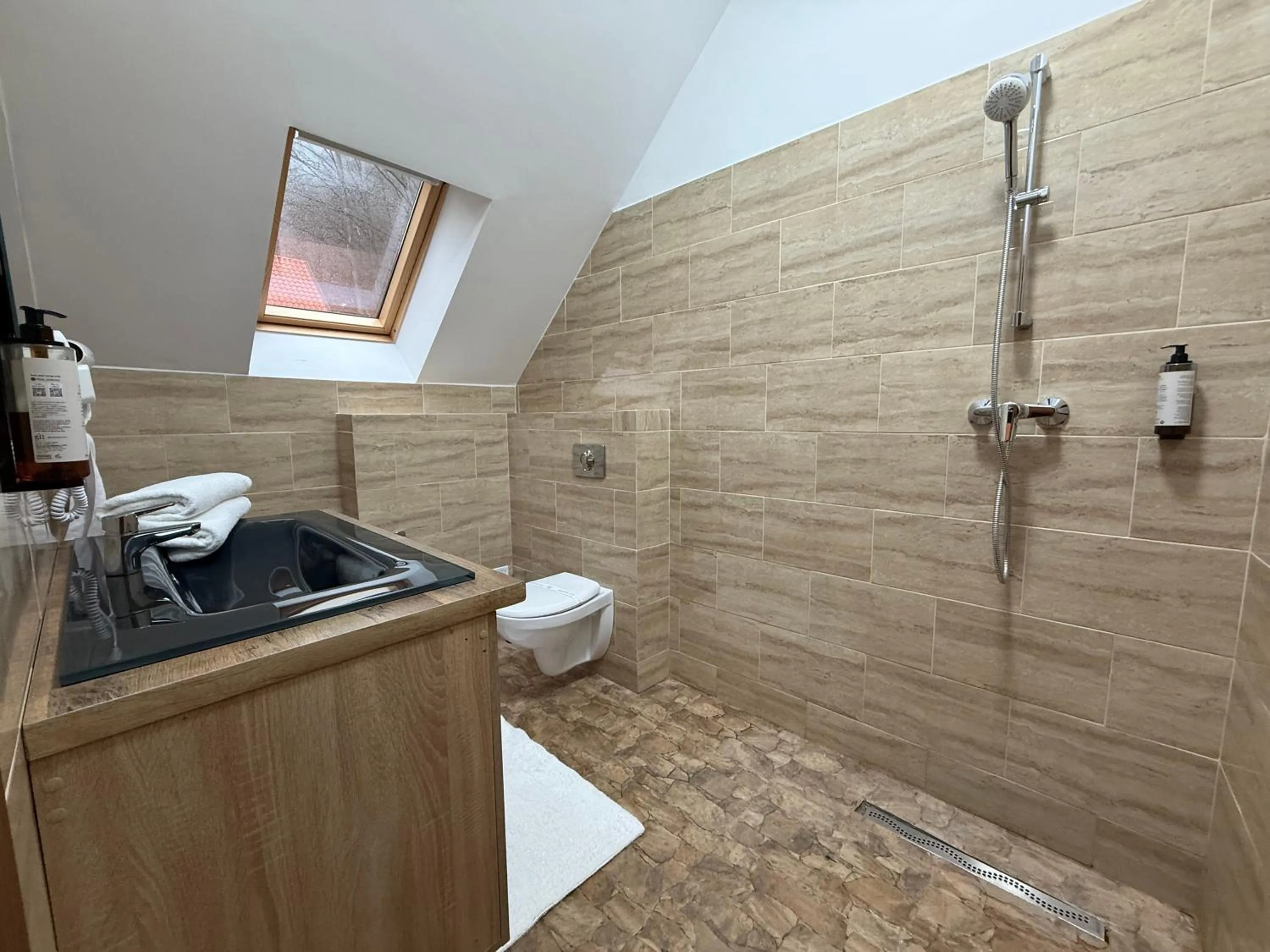 Shower in Conacul Radacinilor