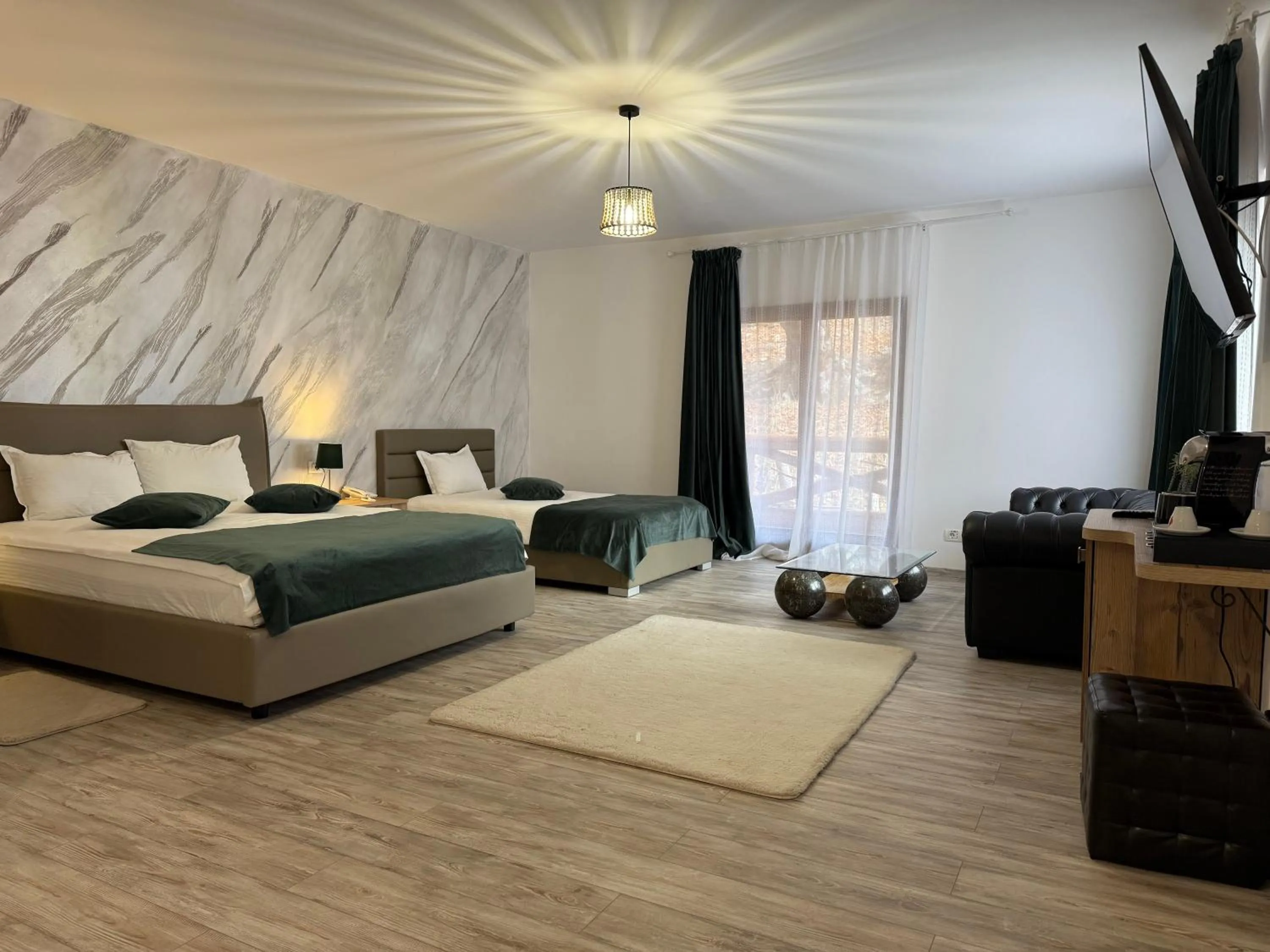 Communal lounge/ TV room, Bed in Conacul Radacinilor