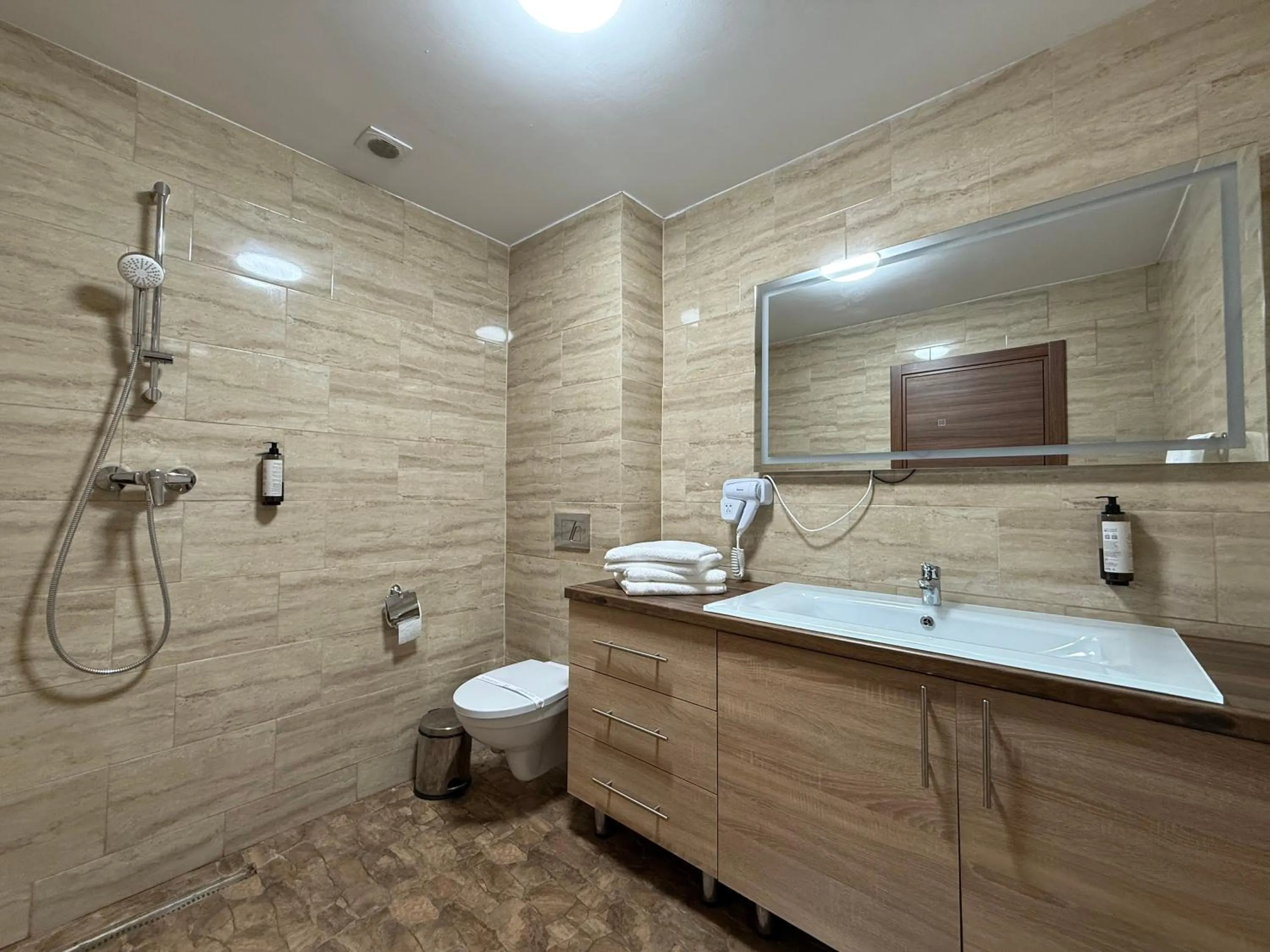 Shower in Conacul Radacinilor