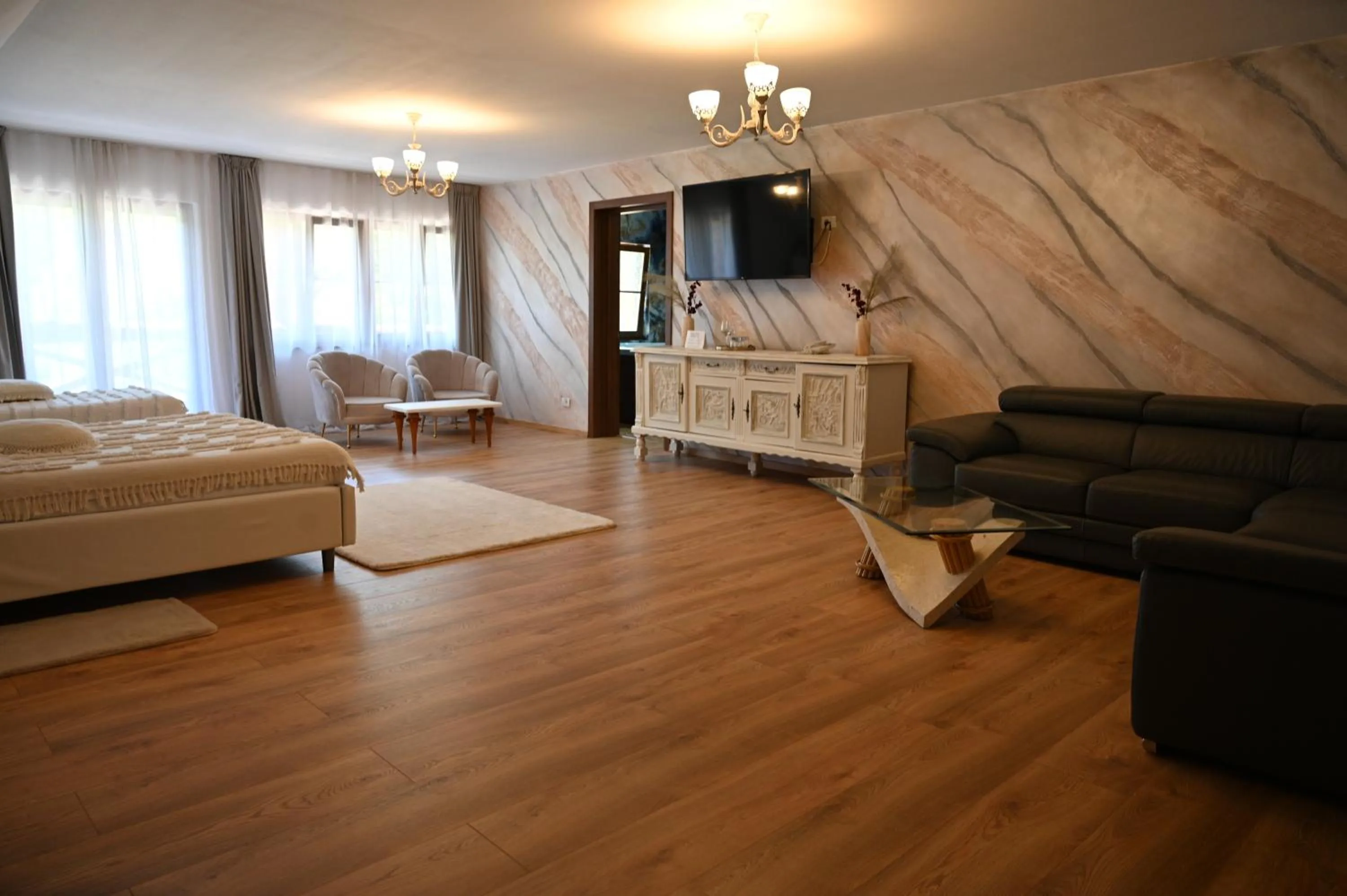 Communal lounge/ TV room in Conacul Radacinilor