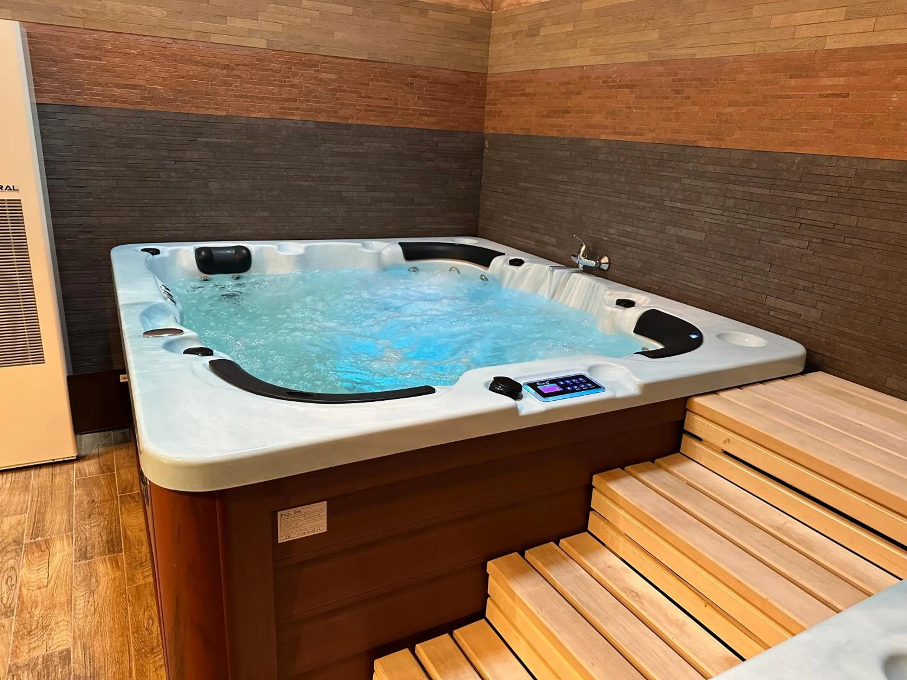 Hot Tub in Conacul Radacinilor