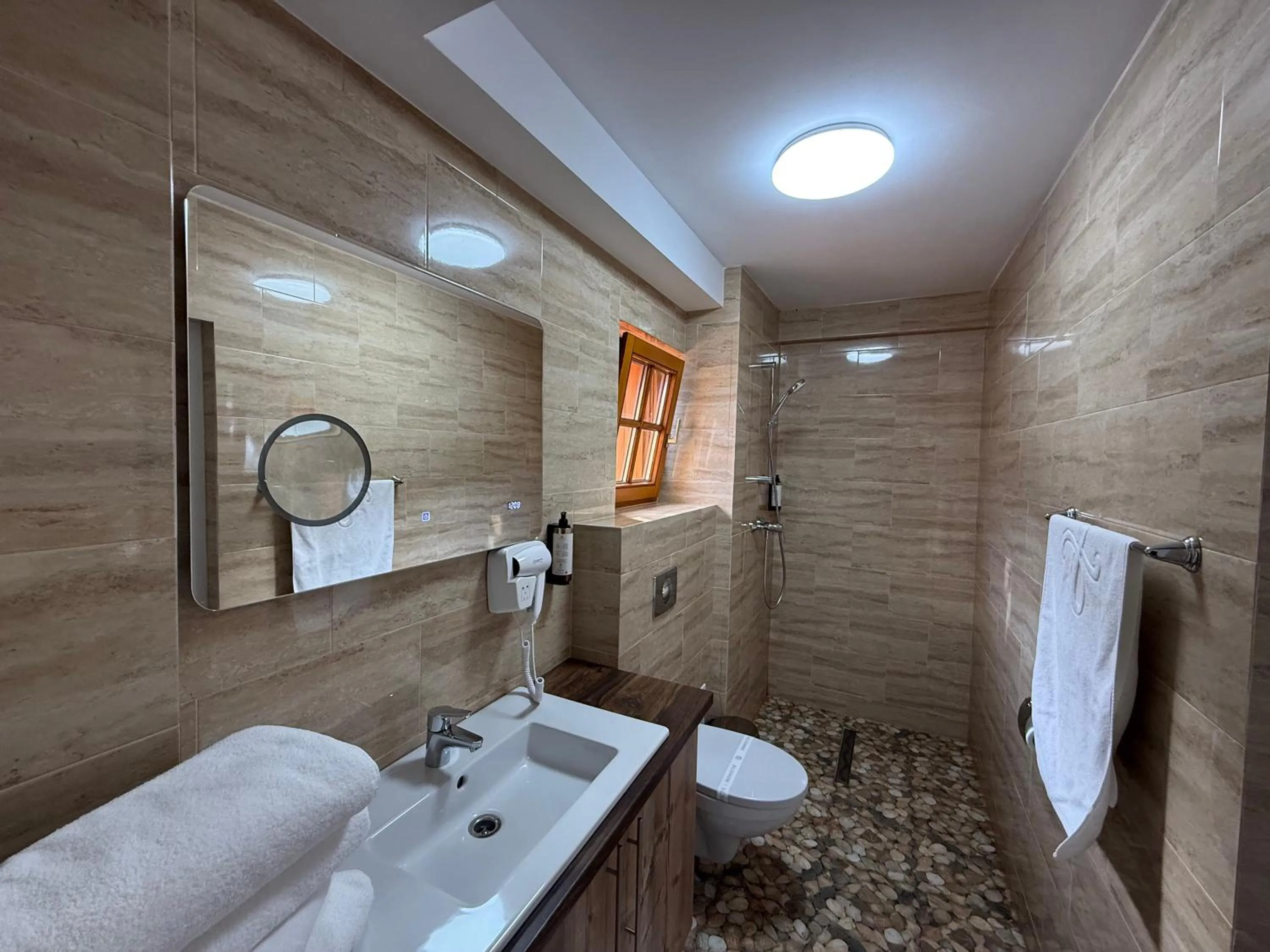 Shower in Conacul Radacinilor