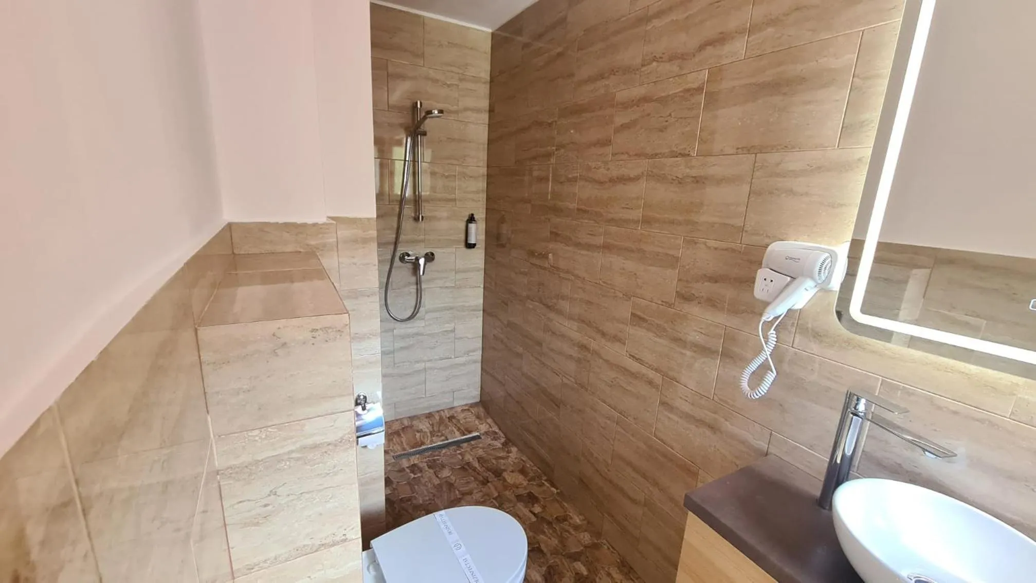 Shower in Conacul Radacinilor