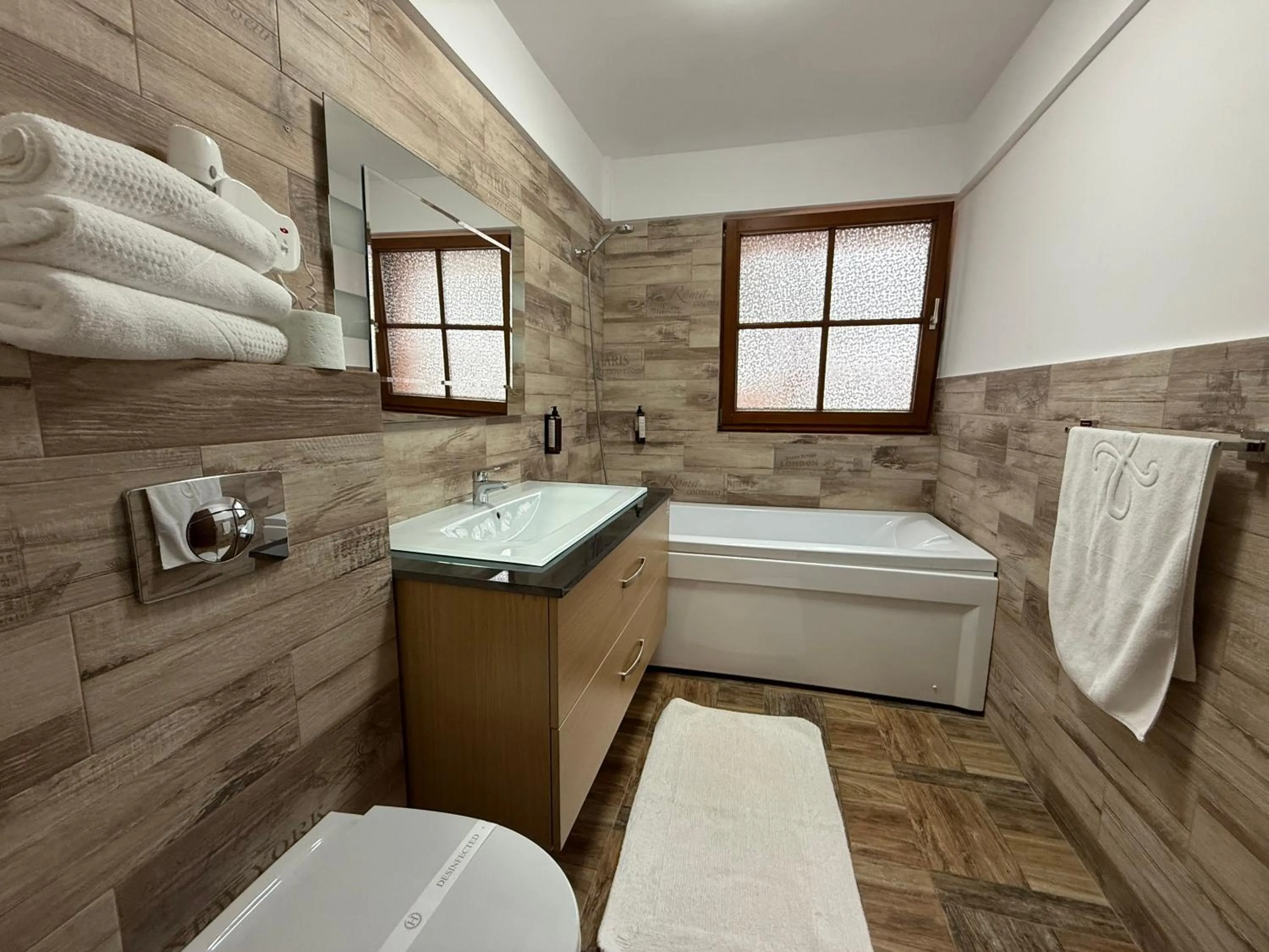 Toilet in Conacul Radacinilor