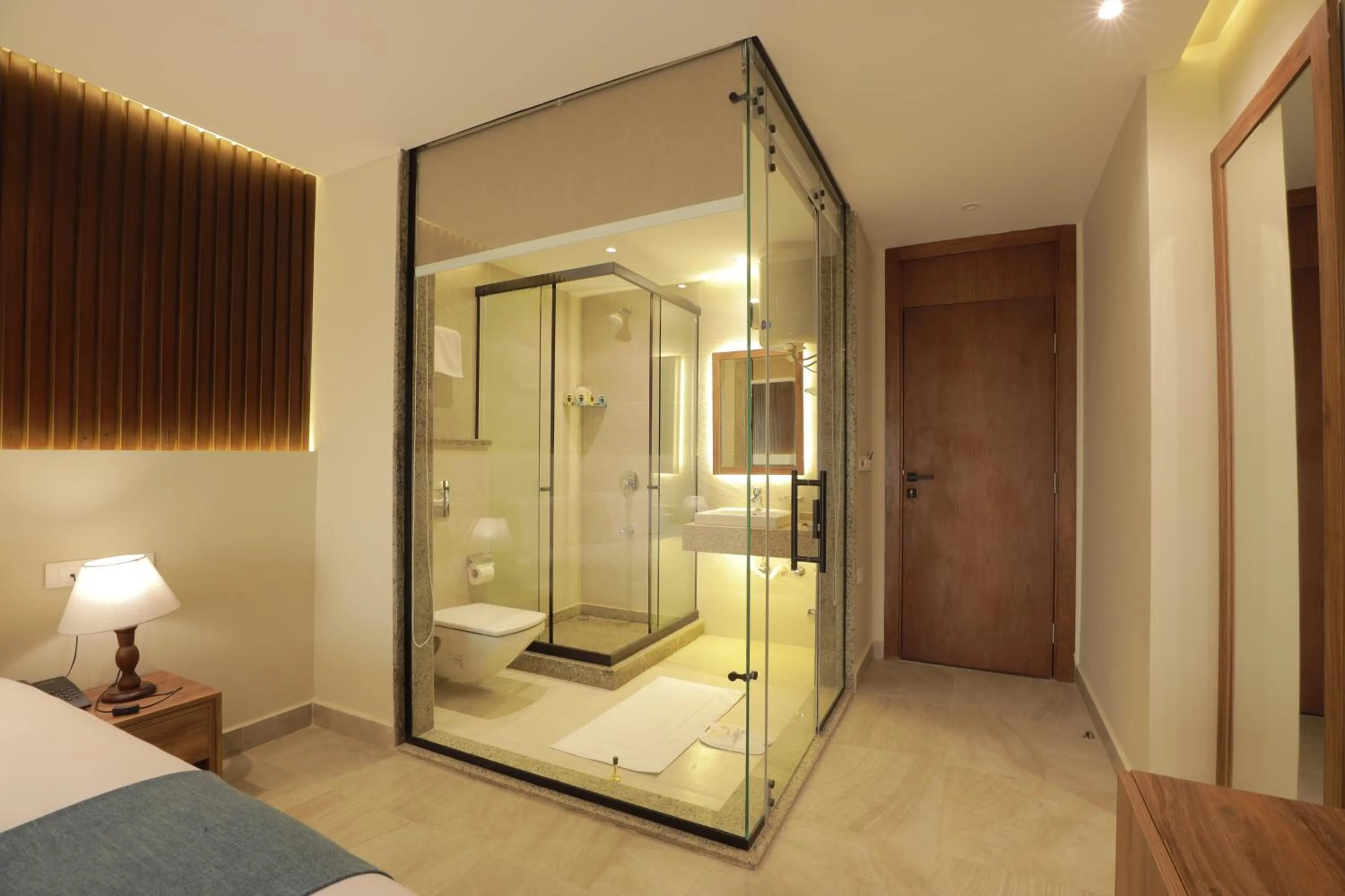 Bathroom, Bed in Pyramid Front Hotel