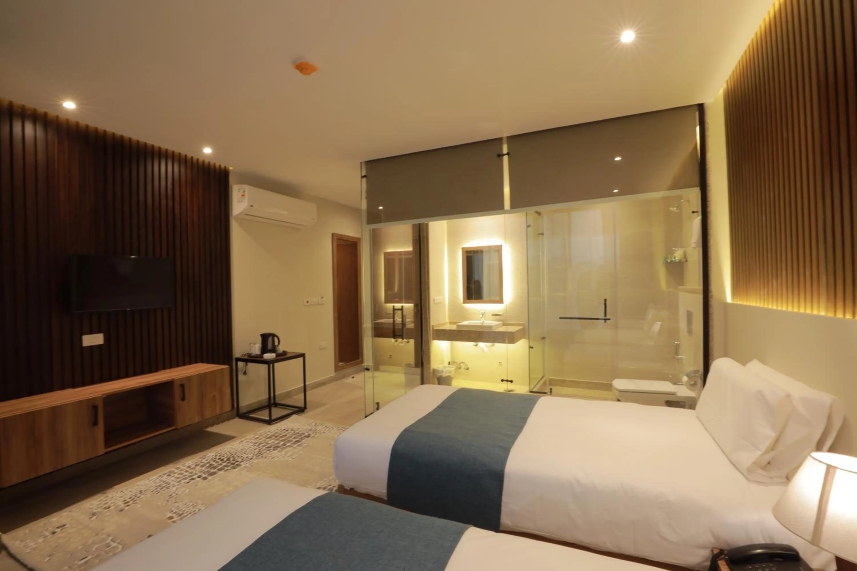 Photo of the whole room, Bed in Pyramid Front Hotel