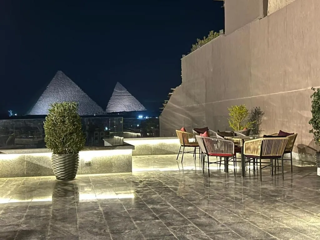 Restaurant/places to eat in Pyramid Front Hotel