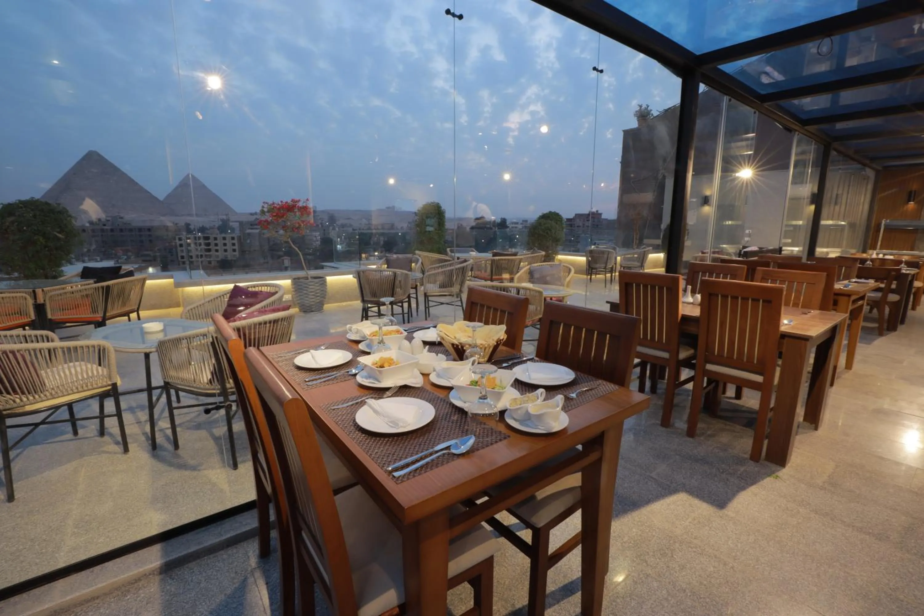 Restaurant/places to eat in Pyramid Front Hotel