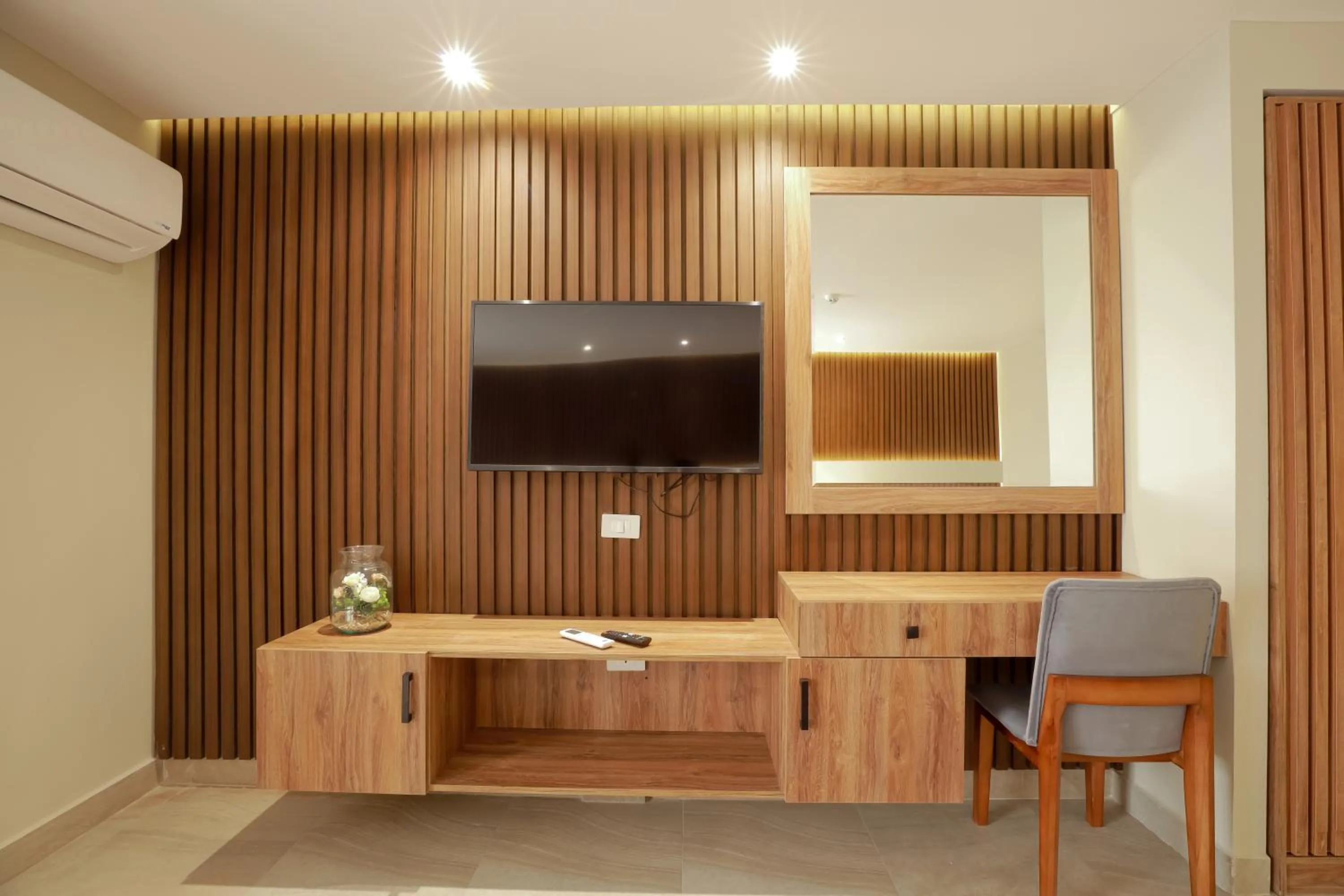 TV and multimedia in Pyramid Front Hotel