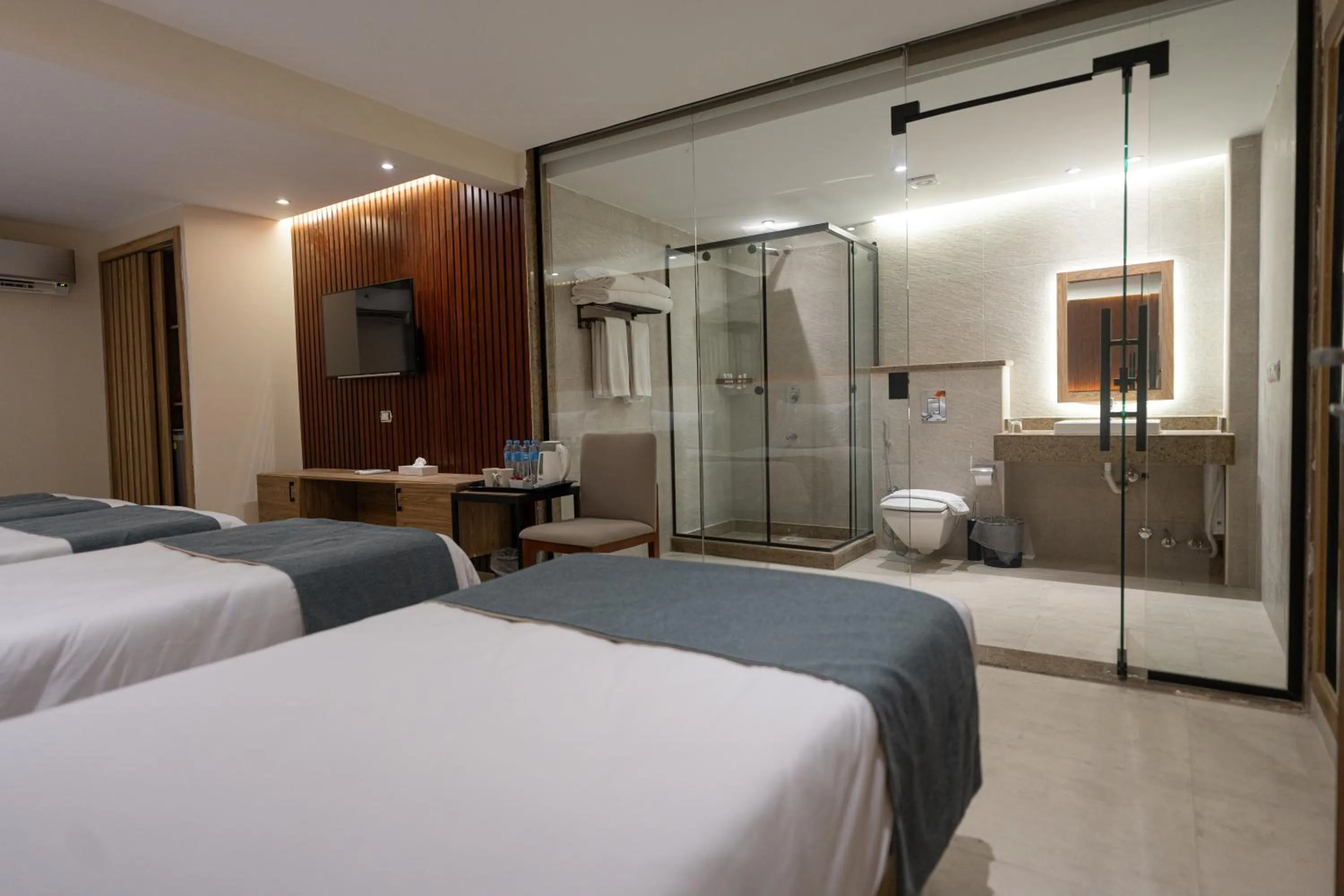 Bathroom, Bed in Pyramid Front Hotel