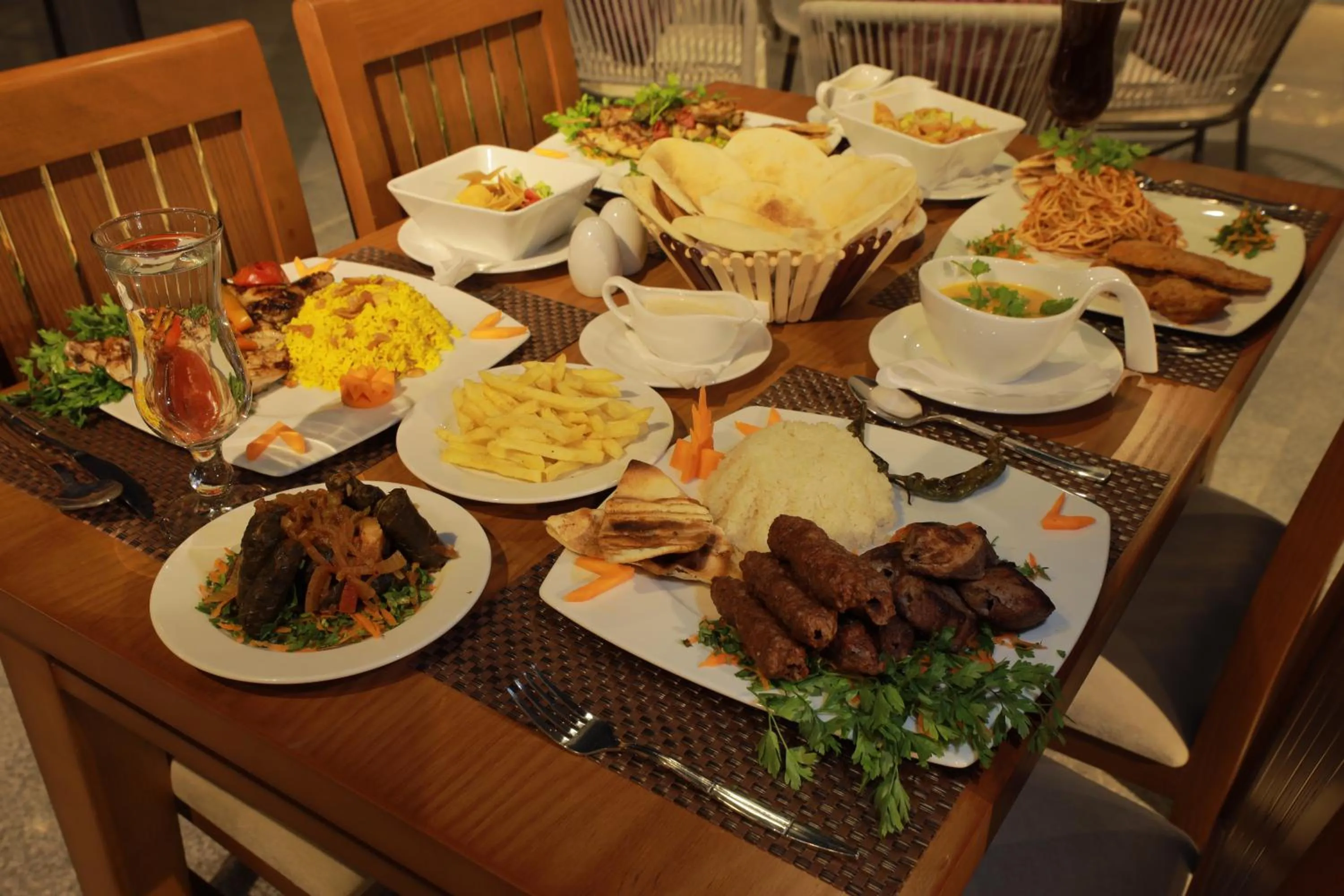 Restaurant/places to eat in Pyramid Front Hotel