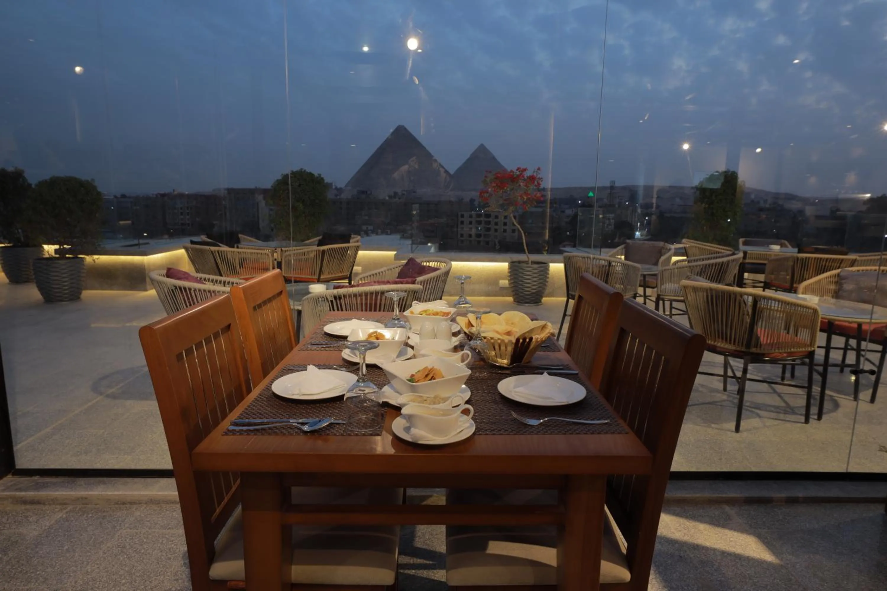 Restaurant/places to eat in Pyramid Front Hotel