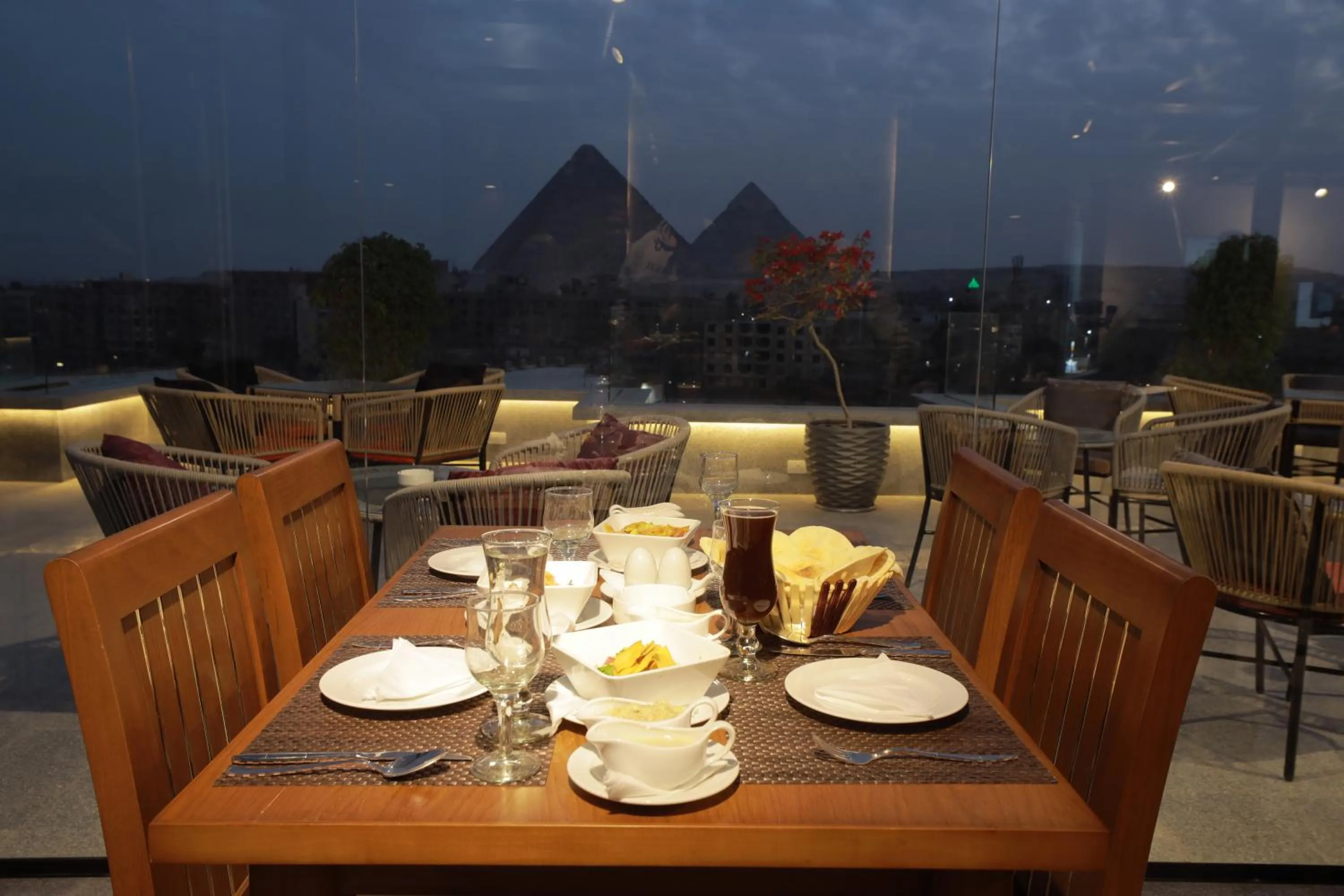 Restaurant/places to eat in Pyramid Front Hotel