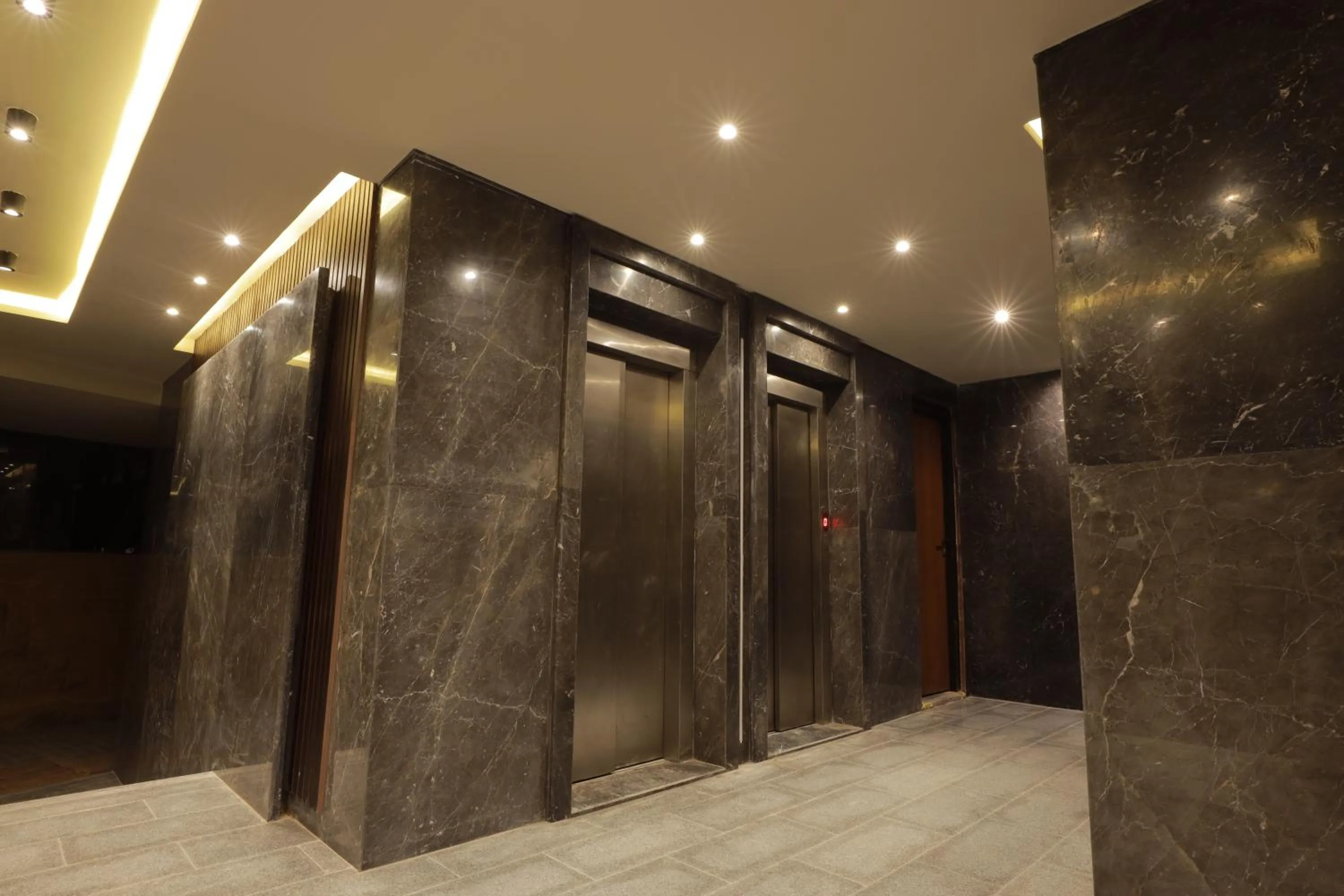 elevator in Pyramid Front Hotel