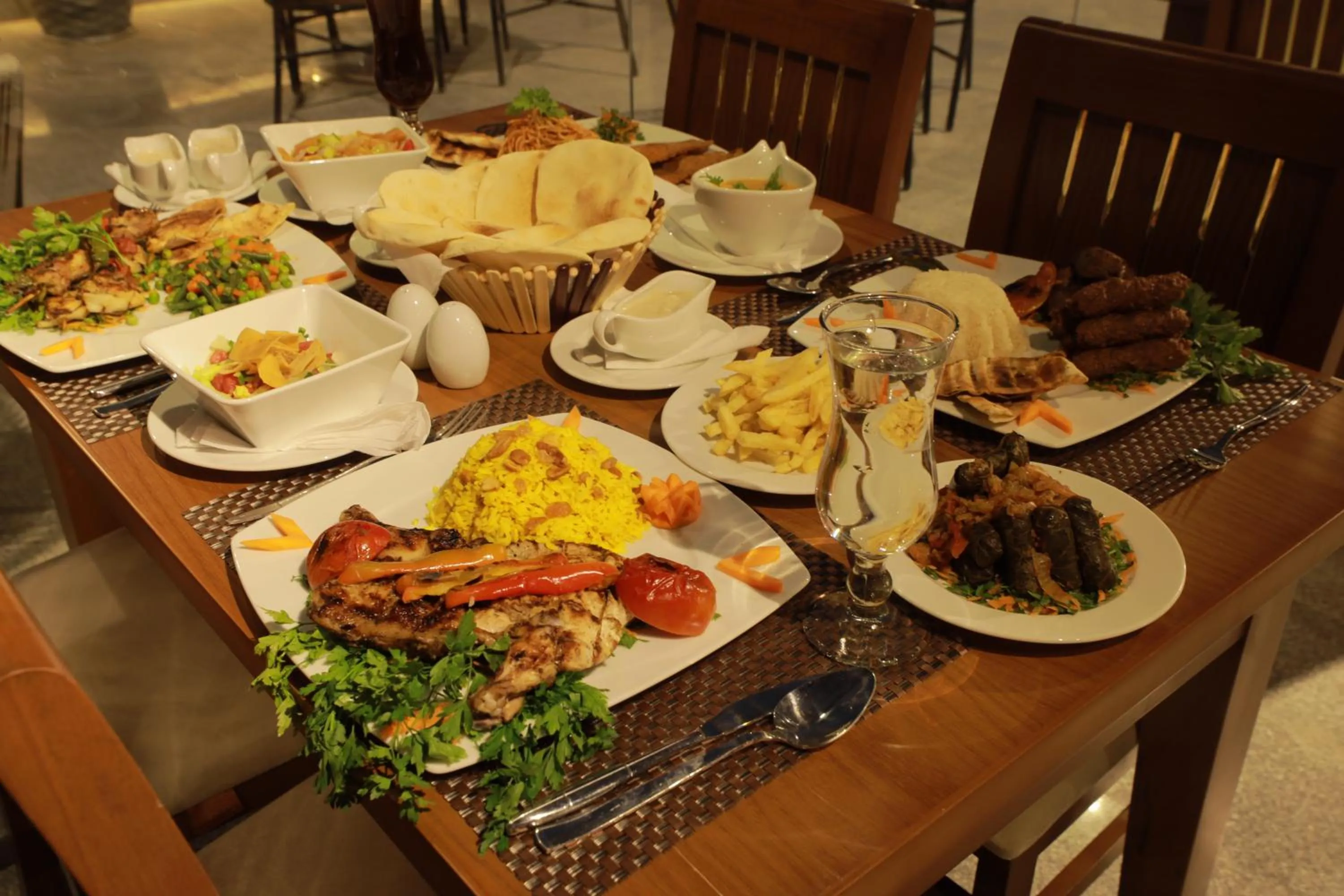 Restaurant/places to eat in Pyramid Front Hotel