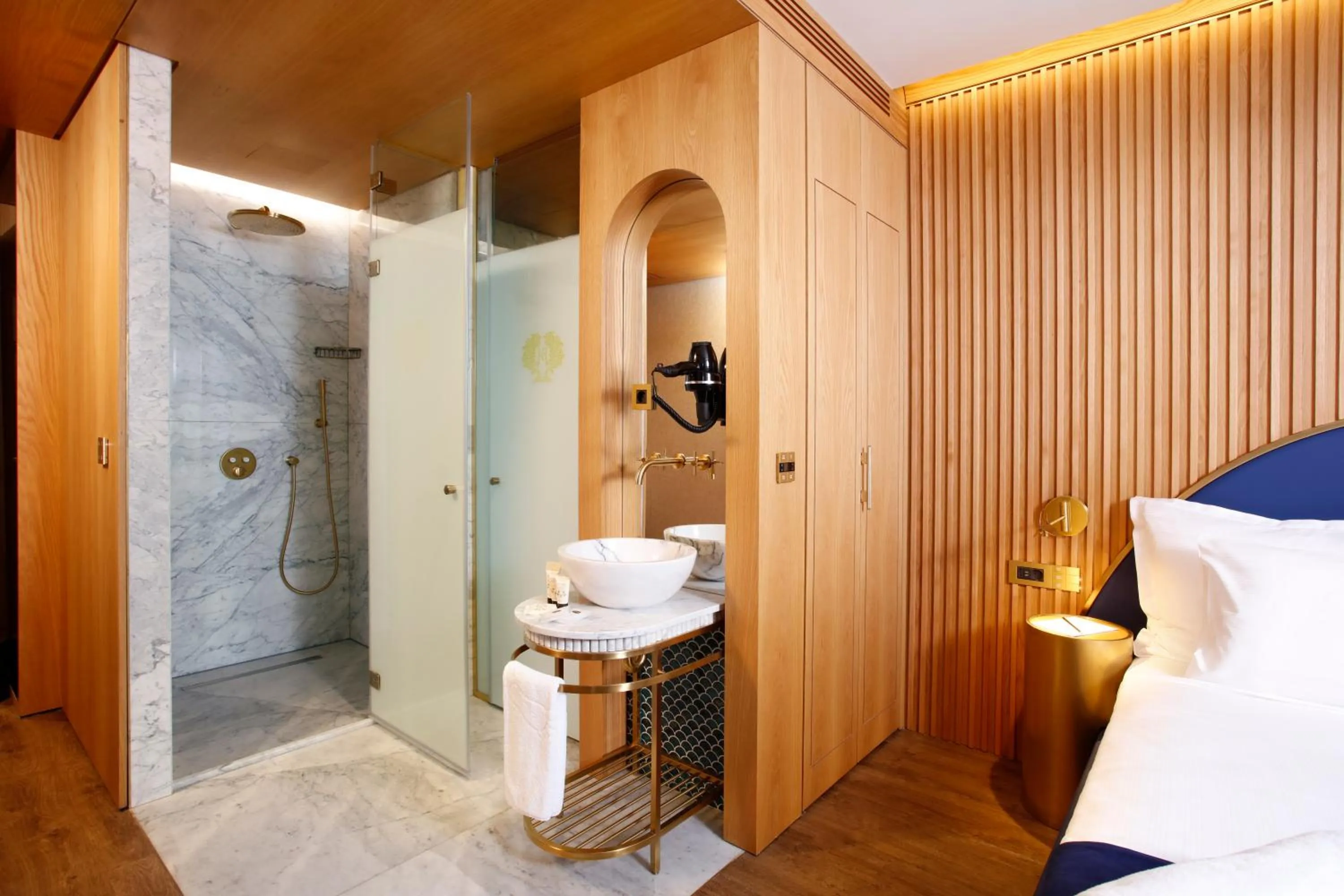 Shower, Bed in Kate Hotel Special Class & SPA