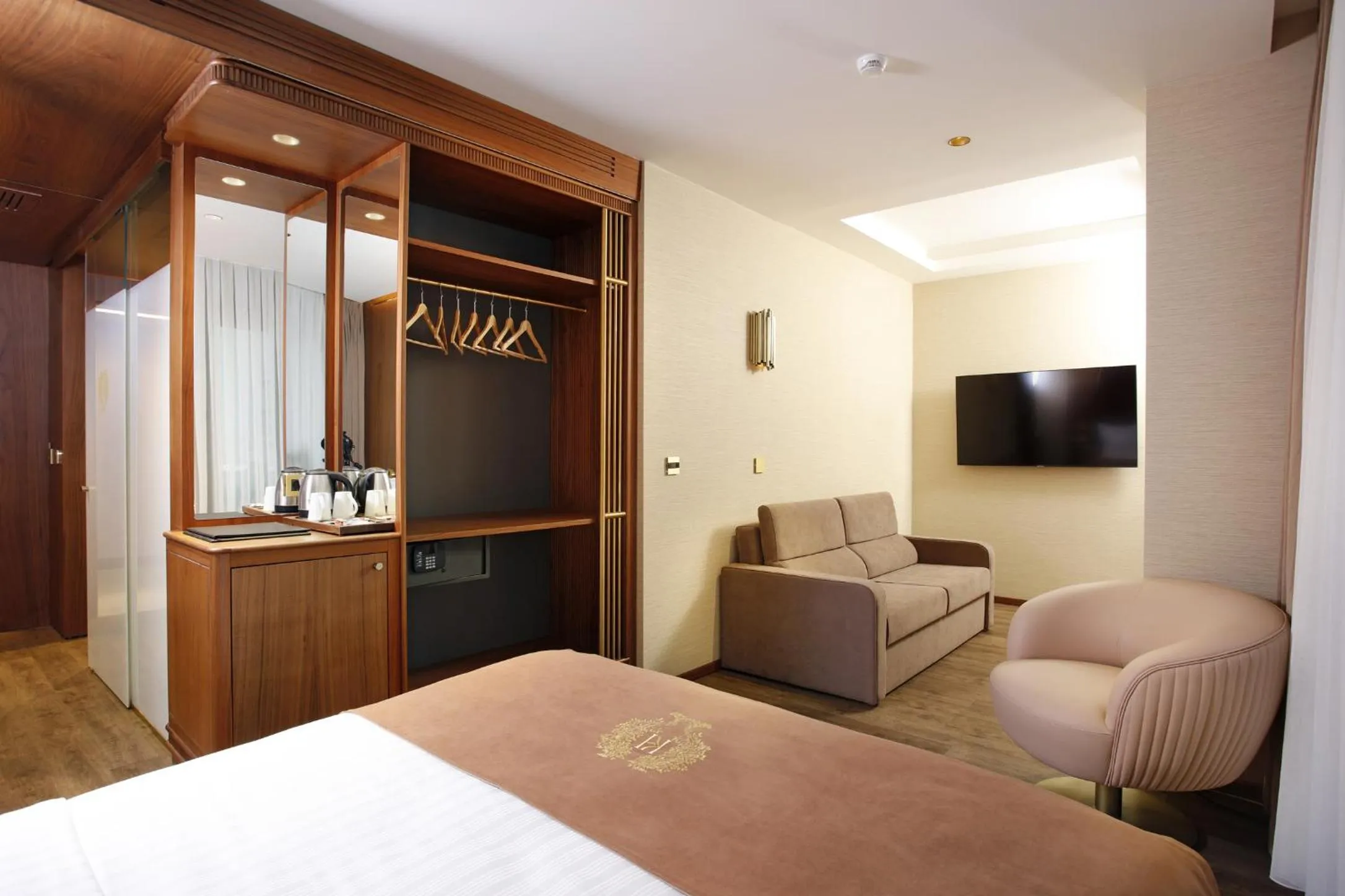 Coffee/tea facilities, Bed in Kate Hotel Special Class & SPA