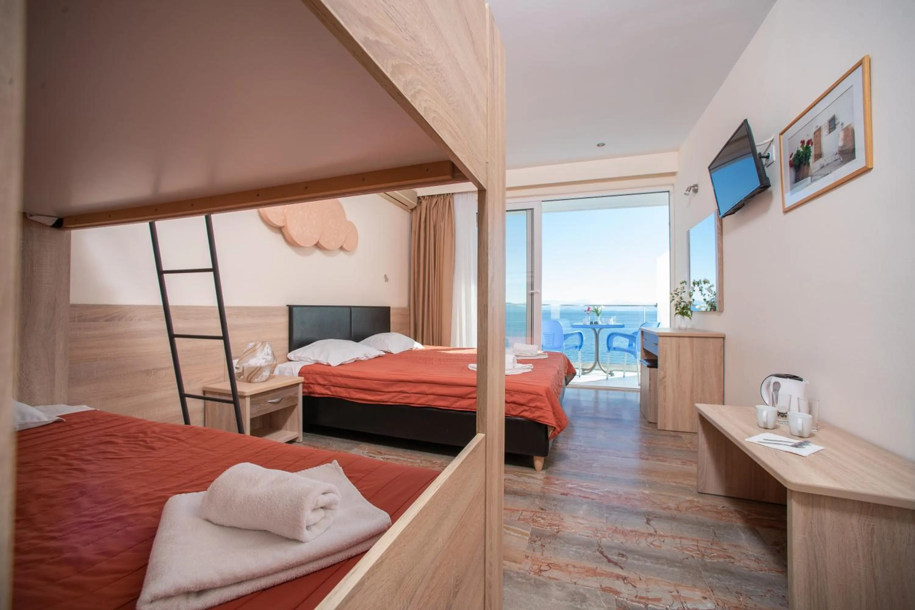 Photo of the whole room in Alyssium