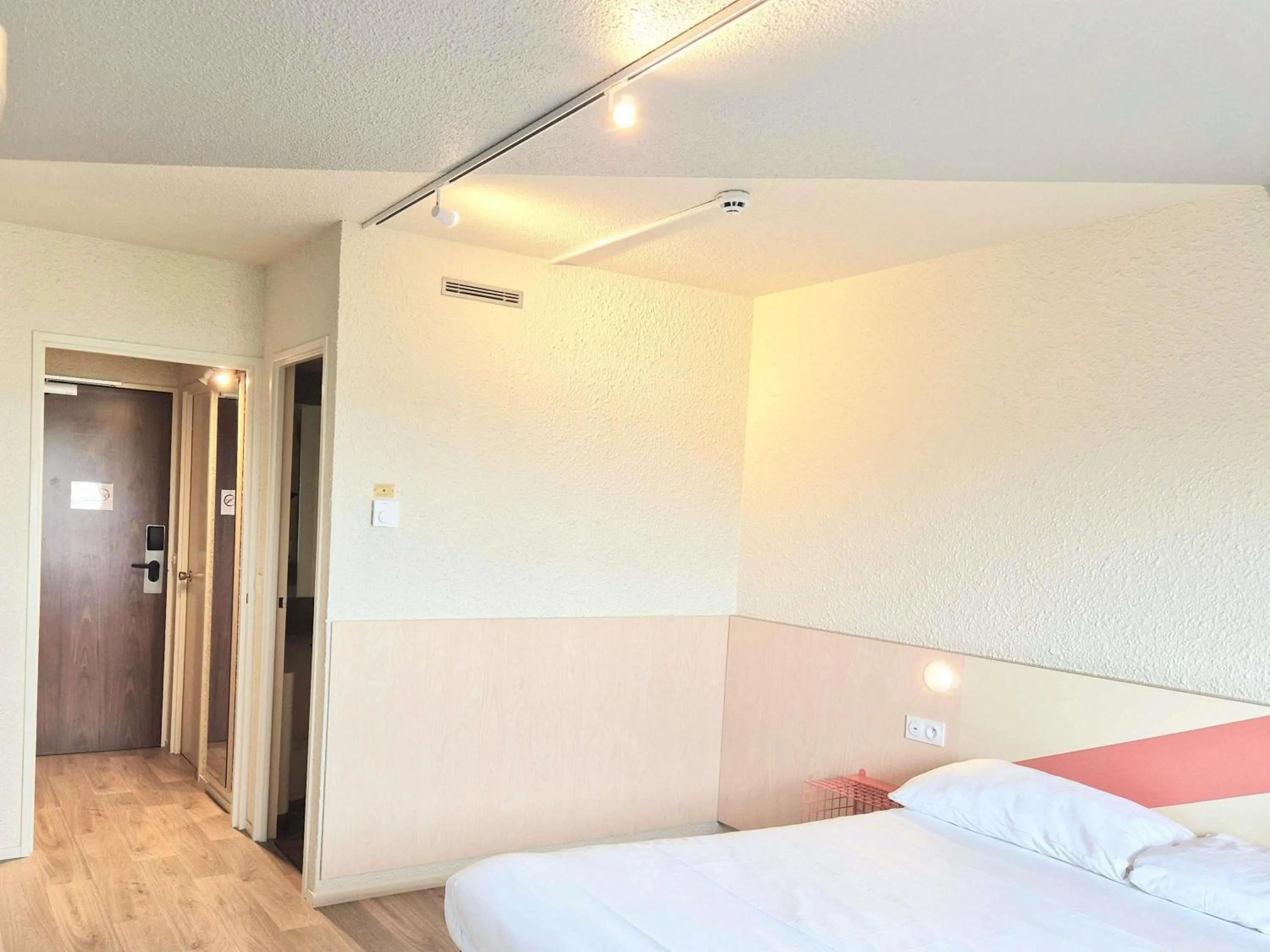Bedroom, Bed in ibis budget Tours Sud