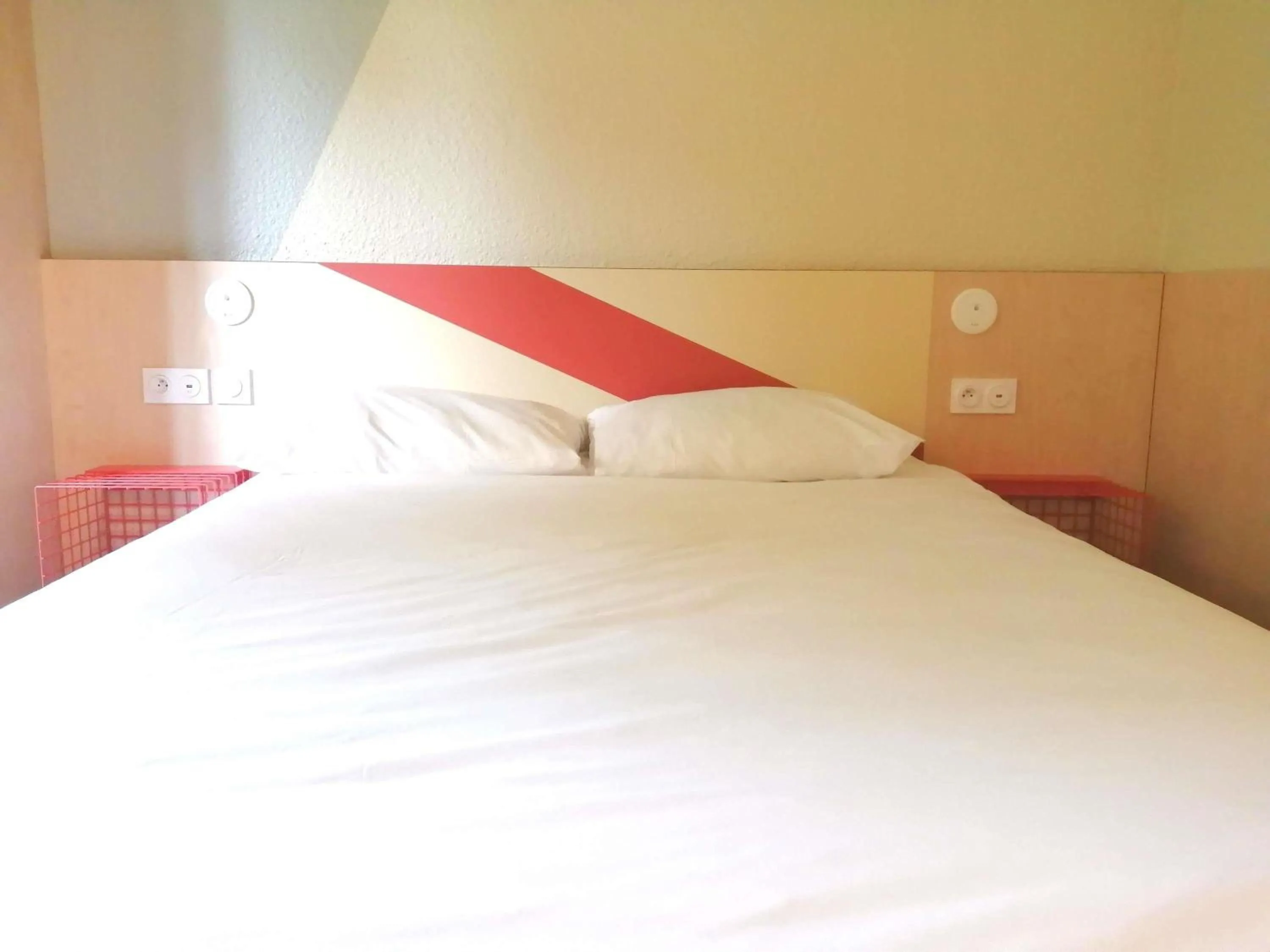 Bedroom, Bed in ibis budget Tours Sud