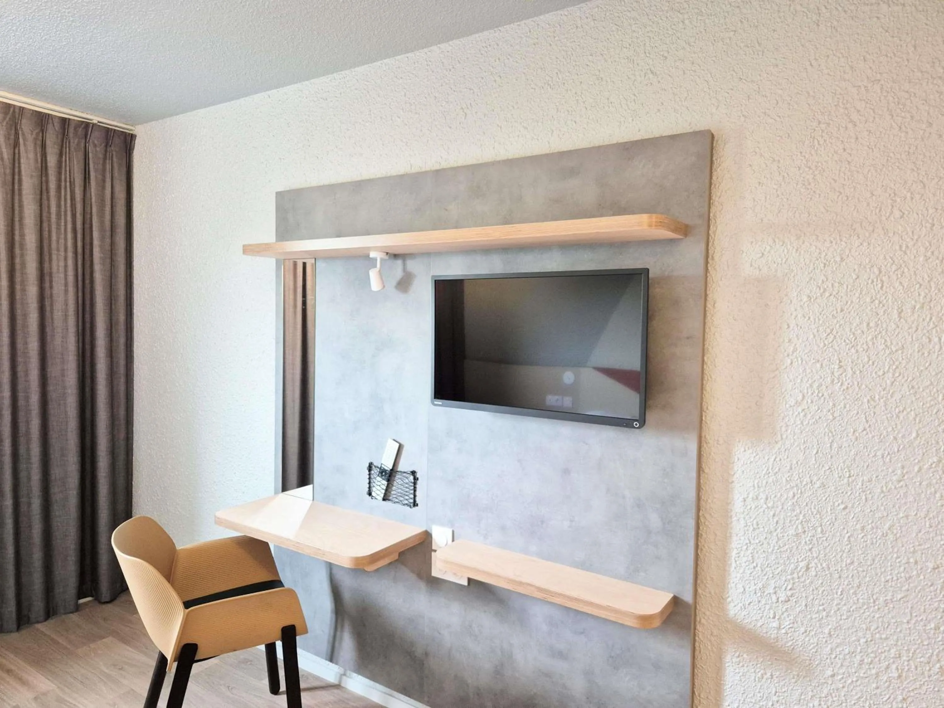 Bedroom in ibis budget Tours Sud