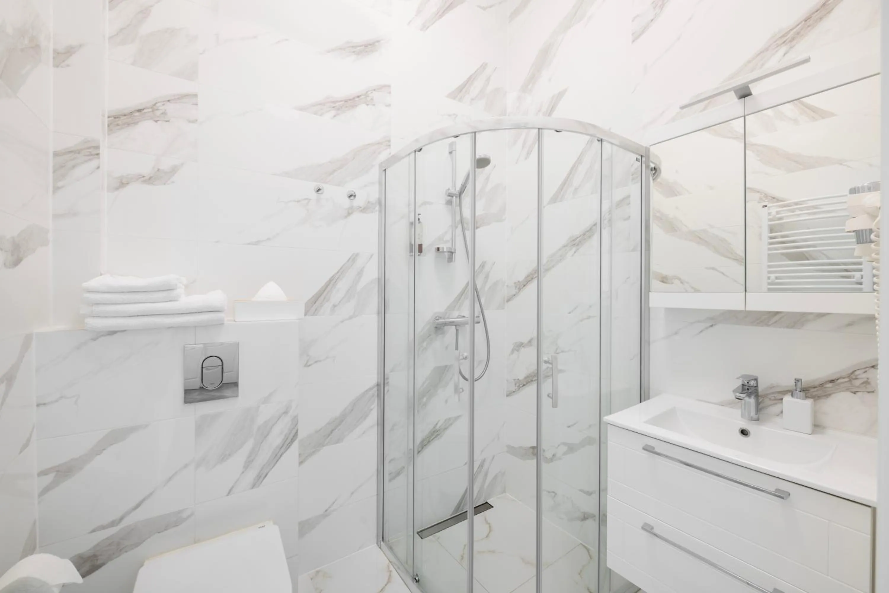 Shower in GRAND CROWN