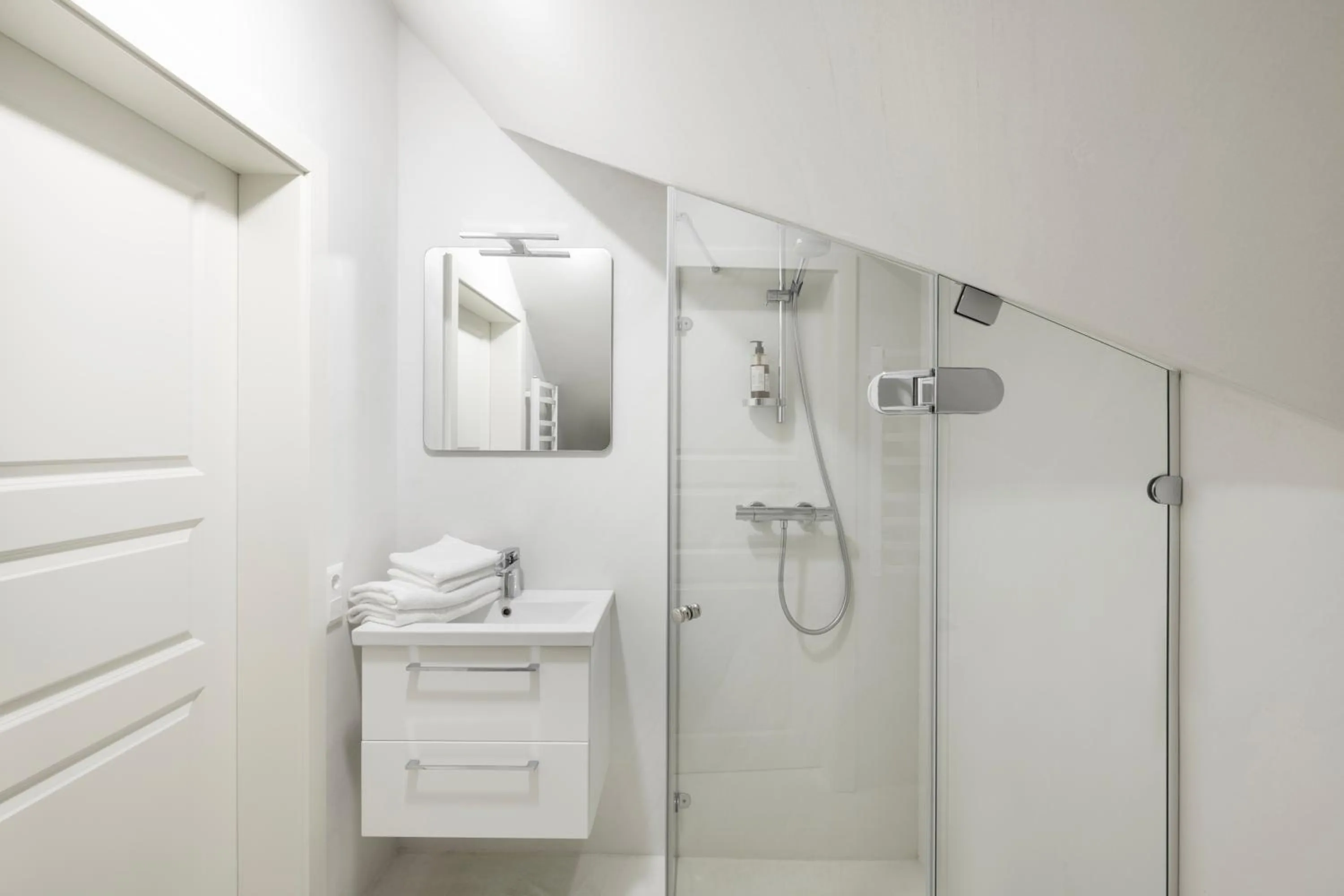 Shower in GRAND CROWN