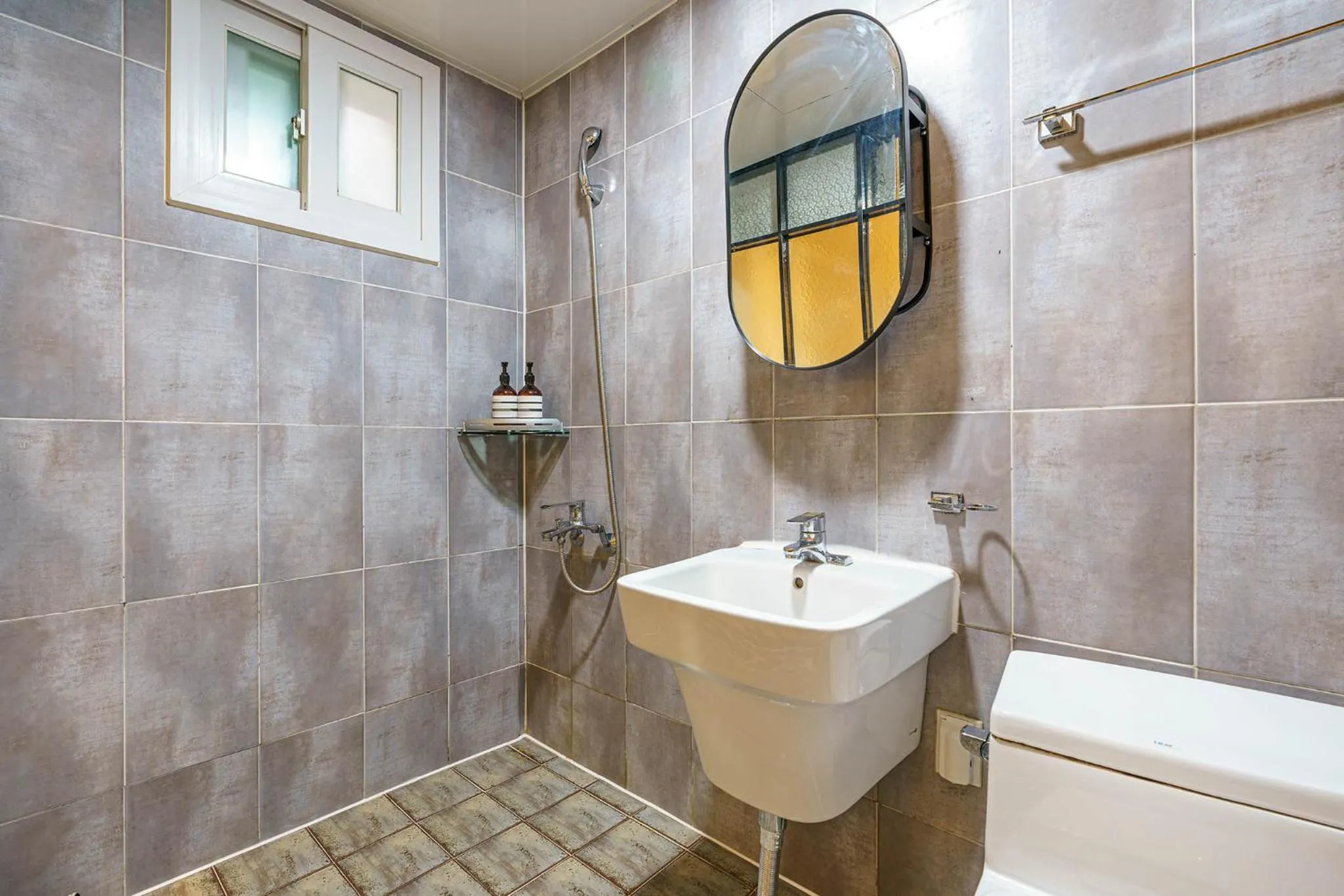 Shower in Hotel Less Seoul