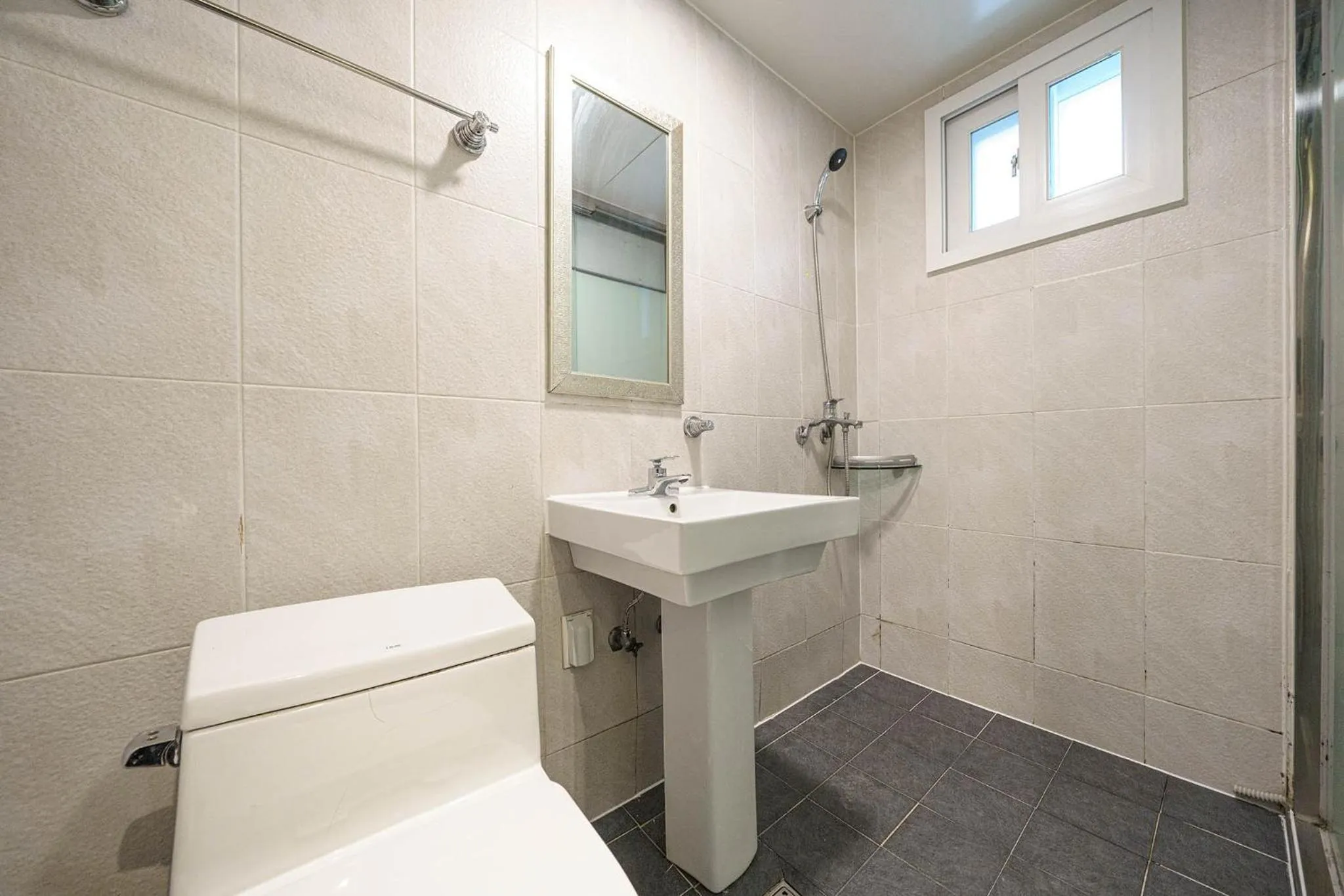 Toilet in Hotel Less Seoul