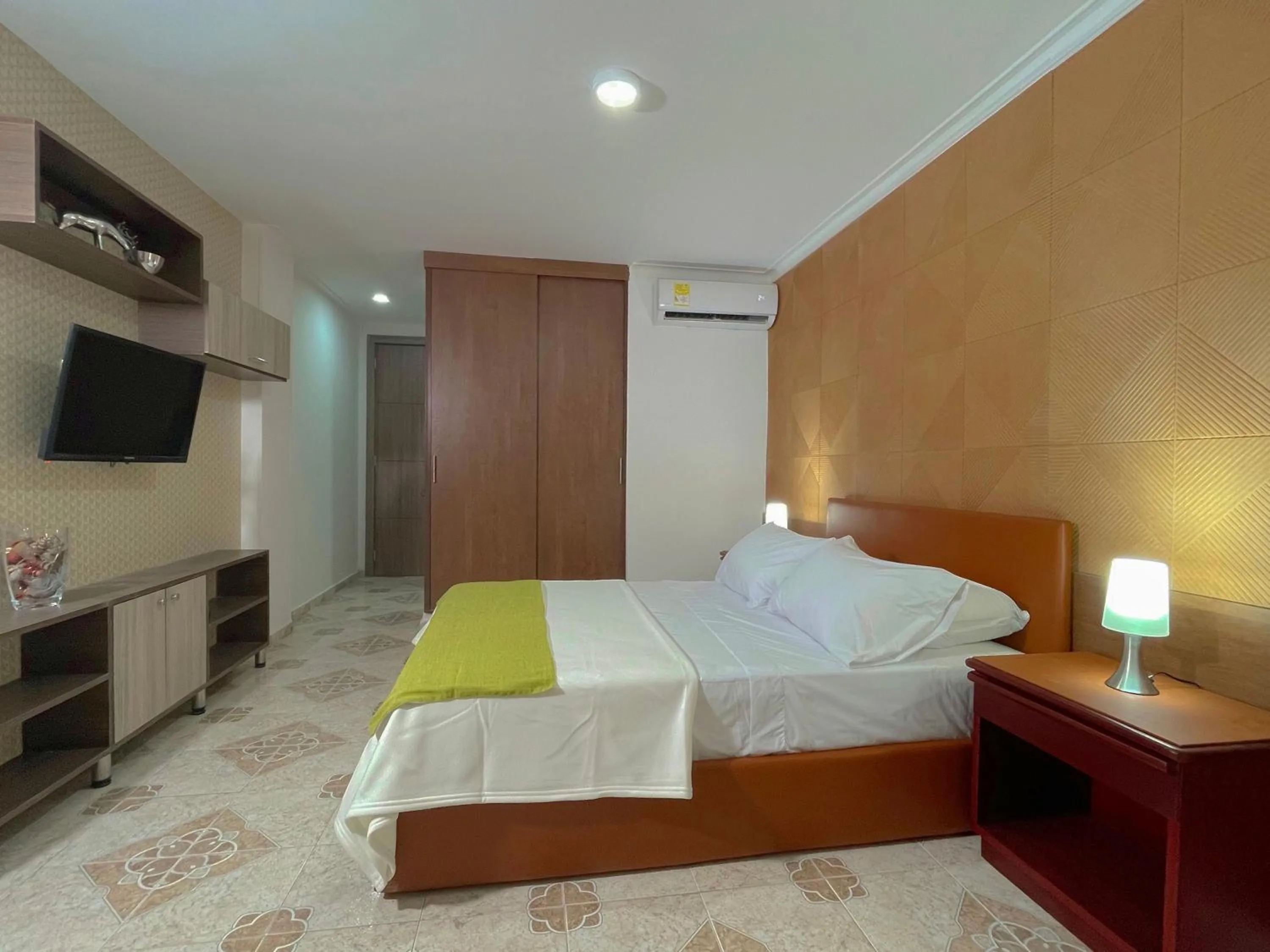 TV and multimedia, Bed in Hotel Prado 72 INN