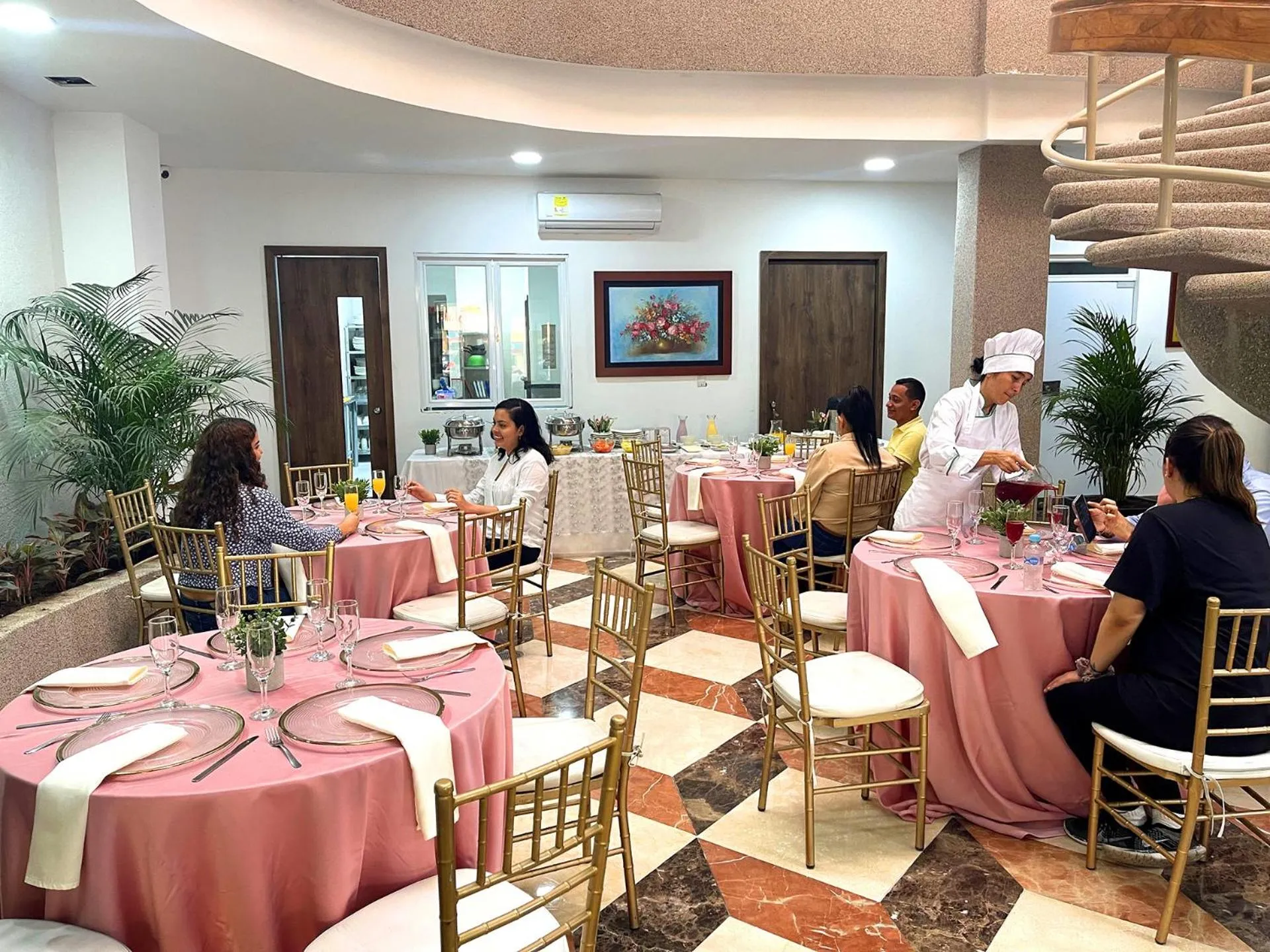 Restaurant/places to eat in Hotel Prado 72 INN