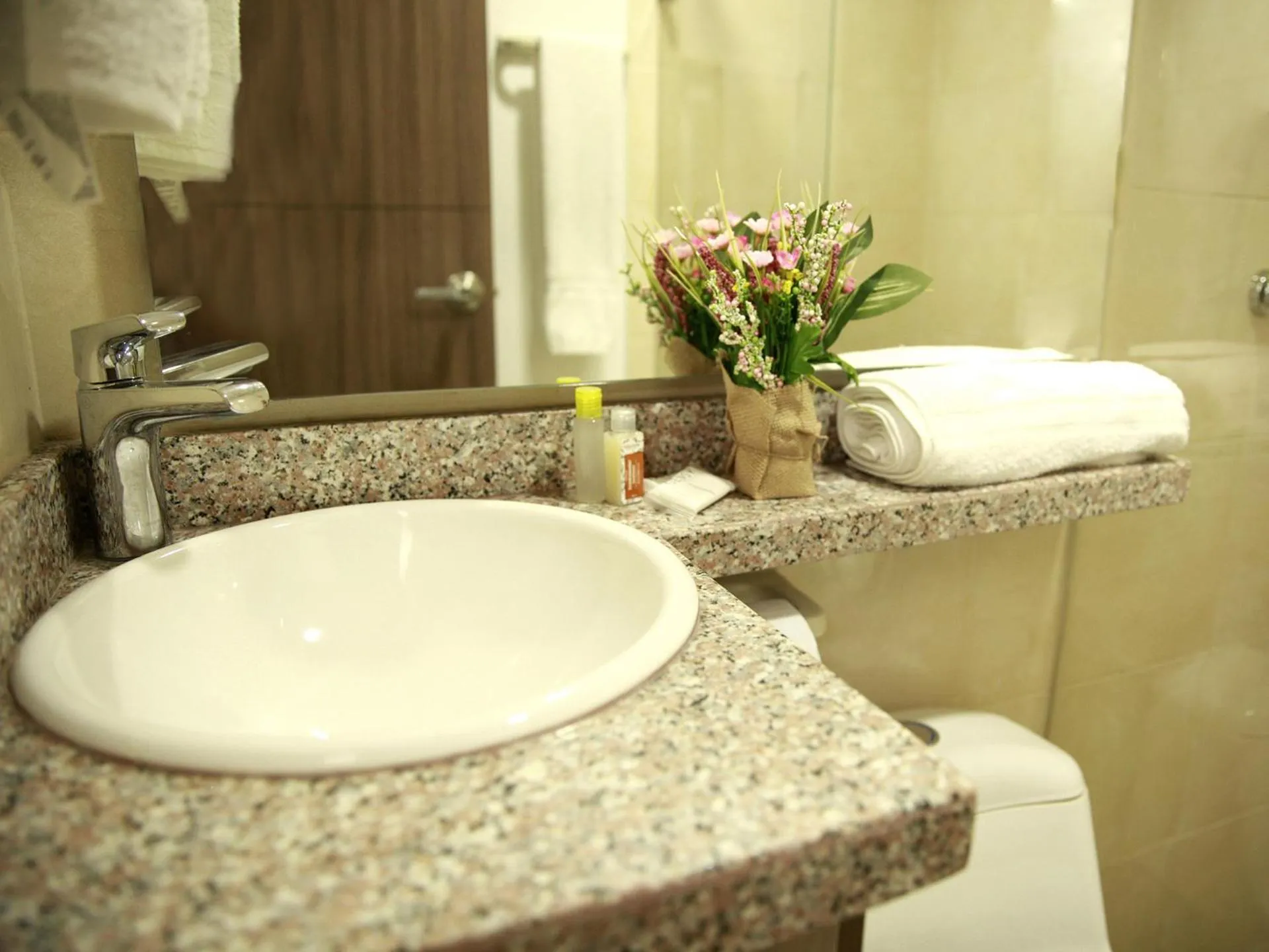 Toilet in Hotel Prado 72 INN