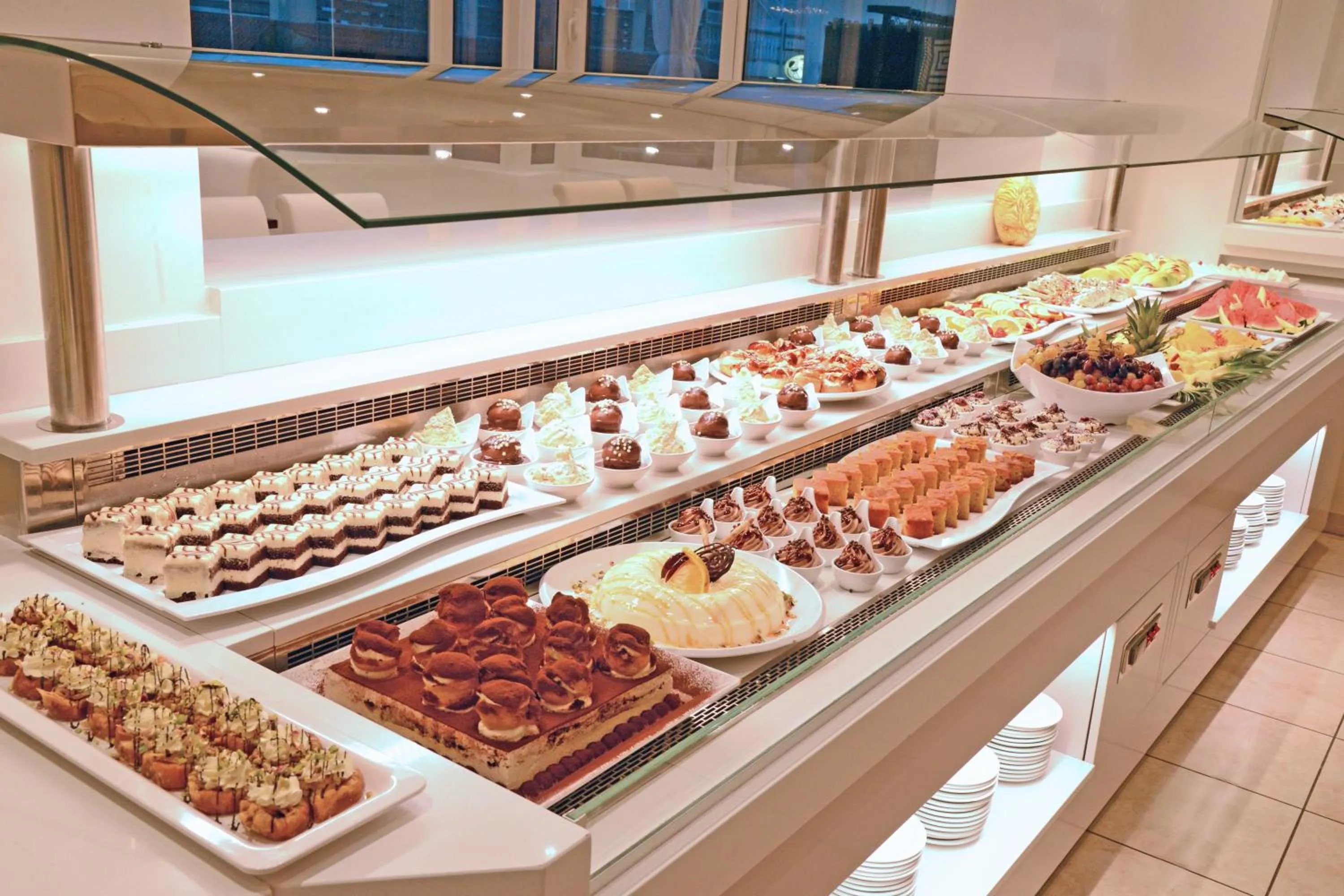 Restaurant/places to eat in Magda Hotel Club