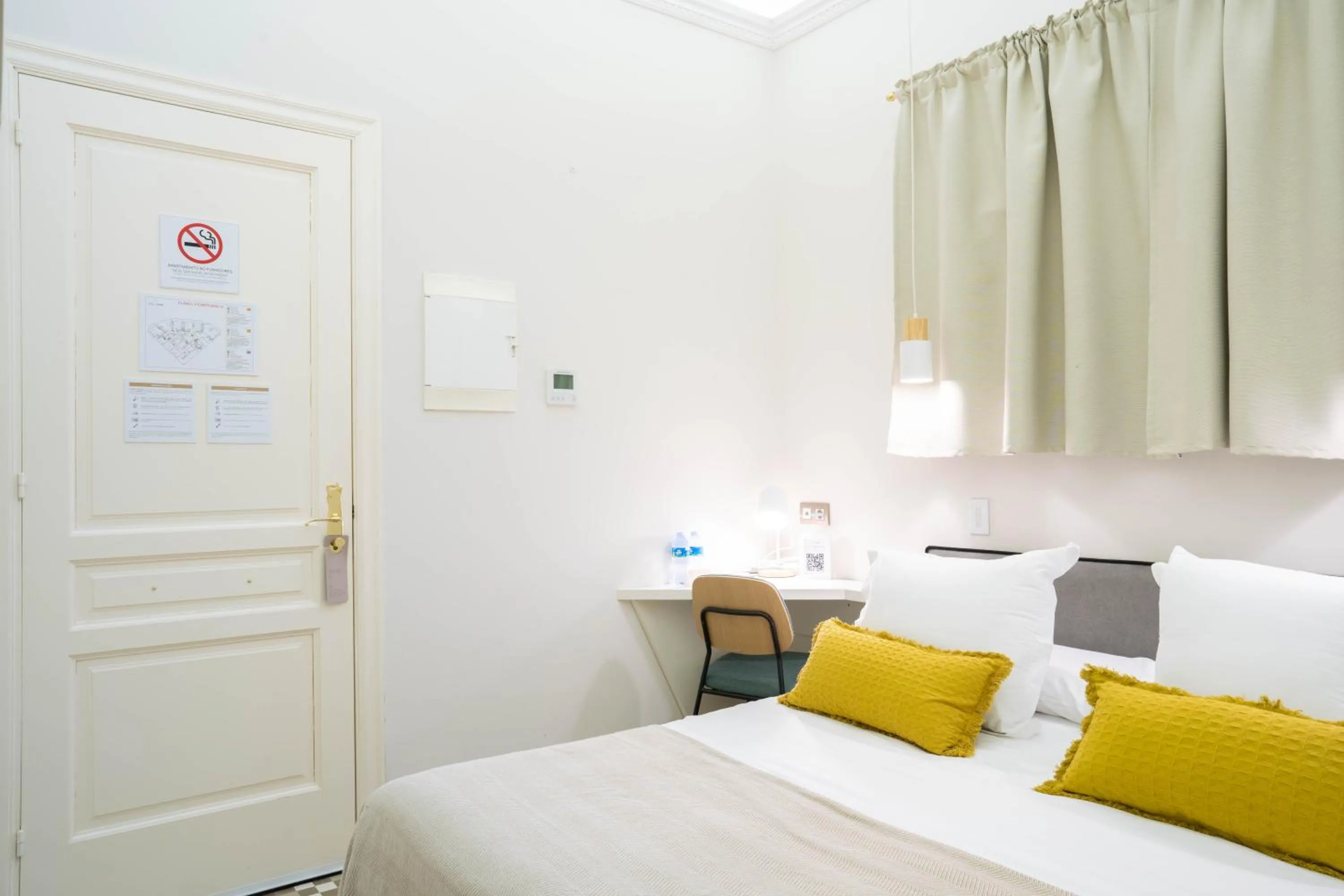 Photo of the whole room, Bed in Feelathome Casa Bertrand