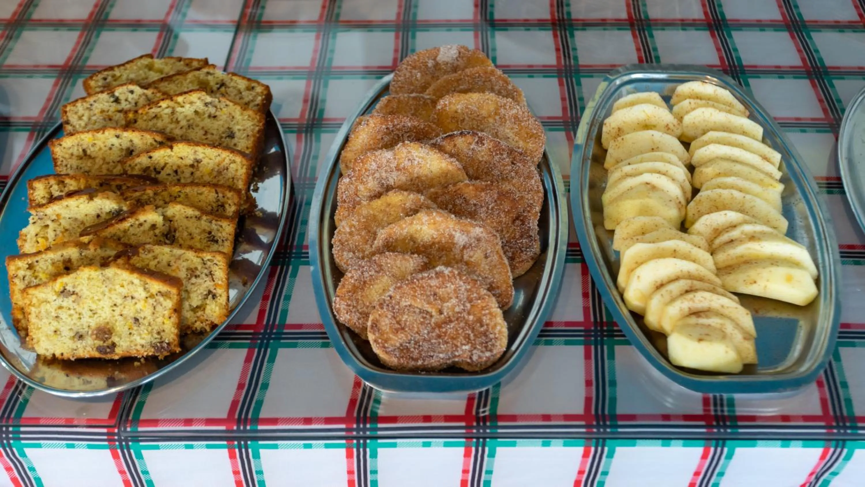 Breakfast in Neon Hotel