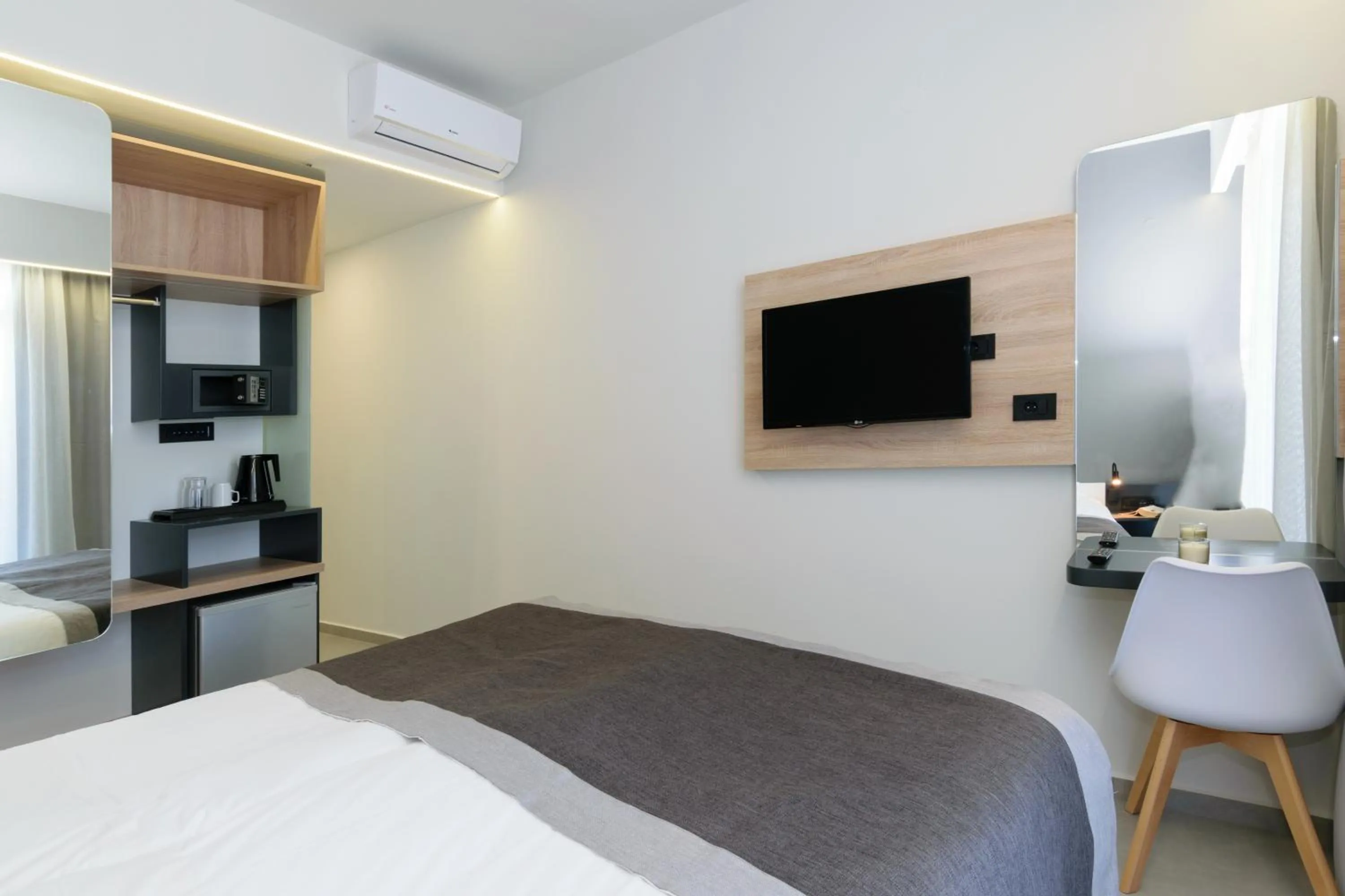 Photo of the whole room, Bed in Renieris Hotel