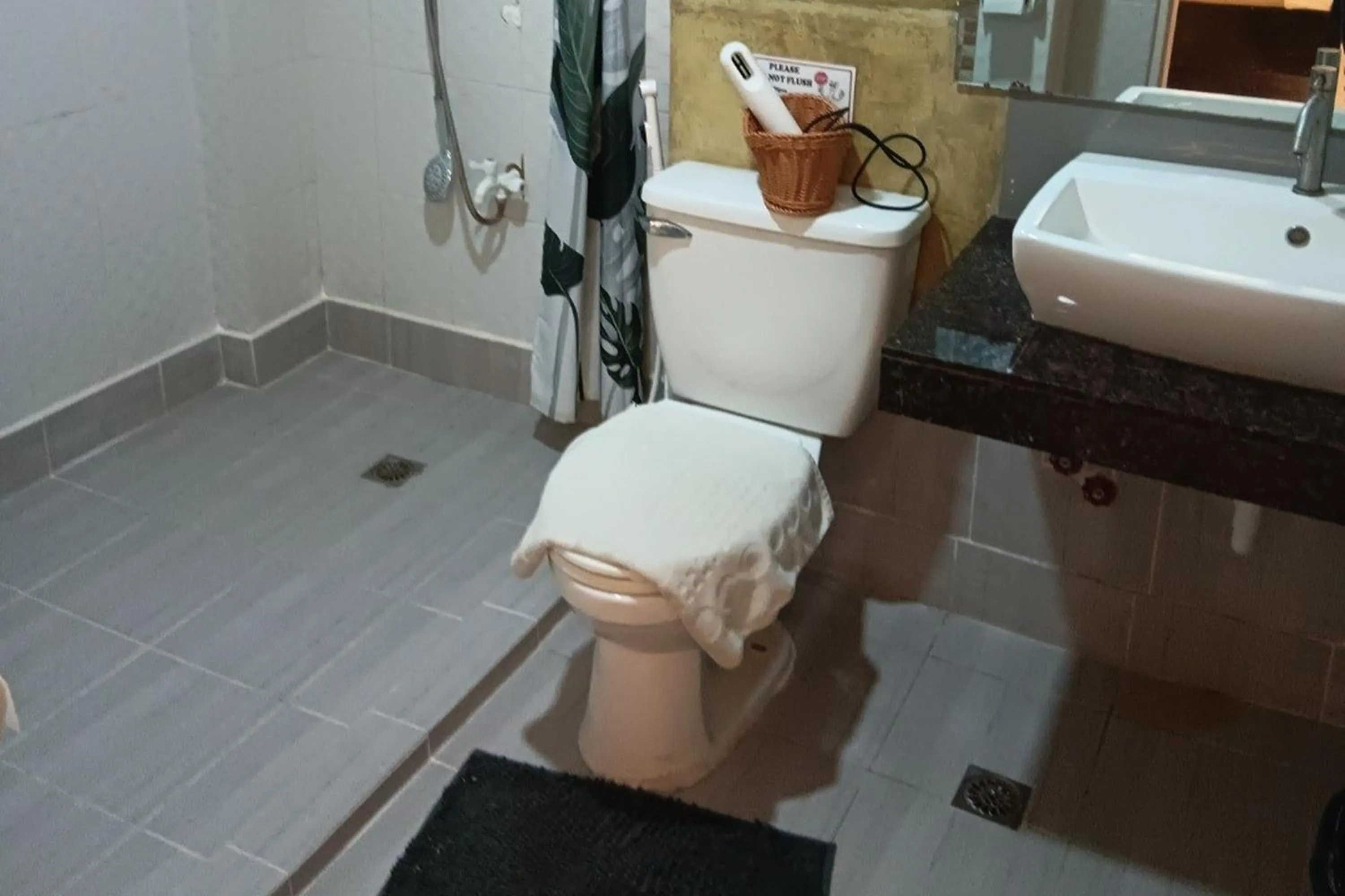 Bathroom in Spotlight Hotel near Hundred Islands Wharf