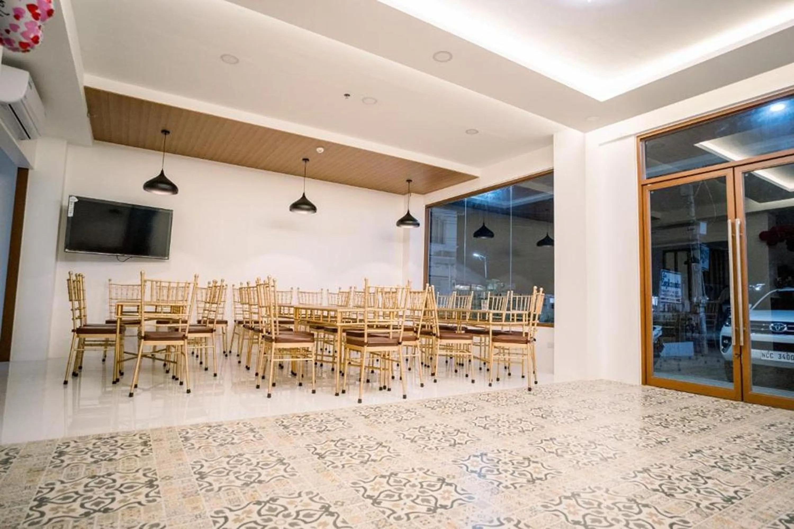 Restaurant/places to eat in Spotlight Hotel near Hundred Islands Wharf