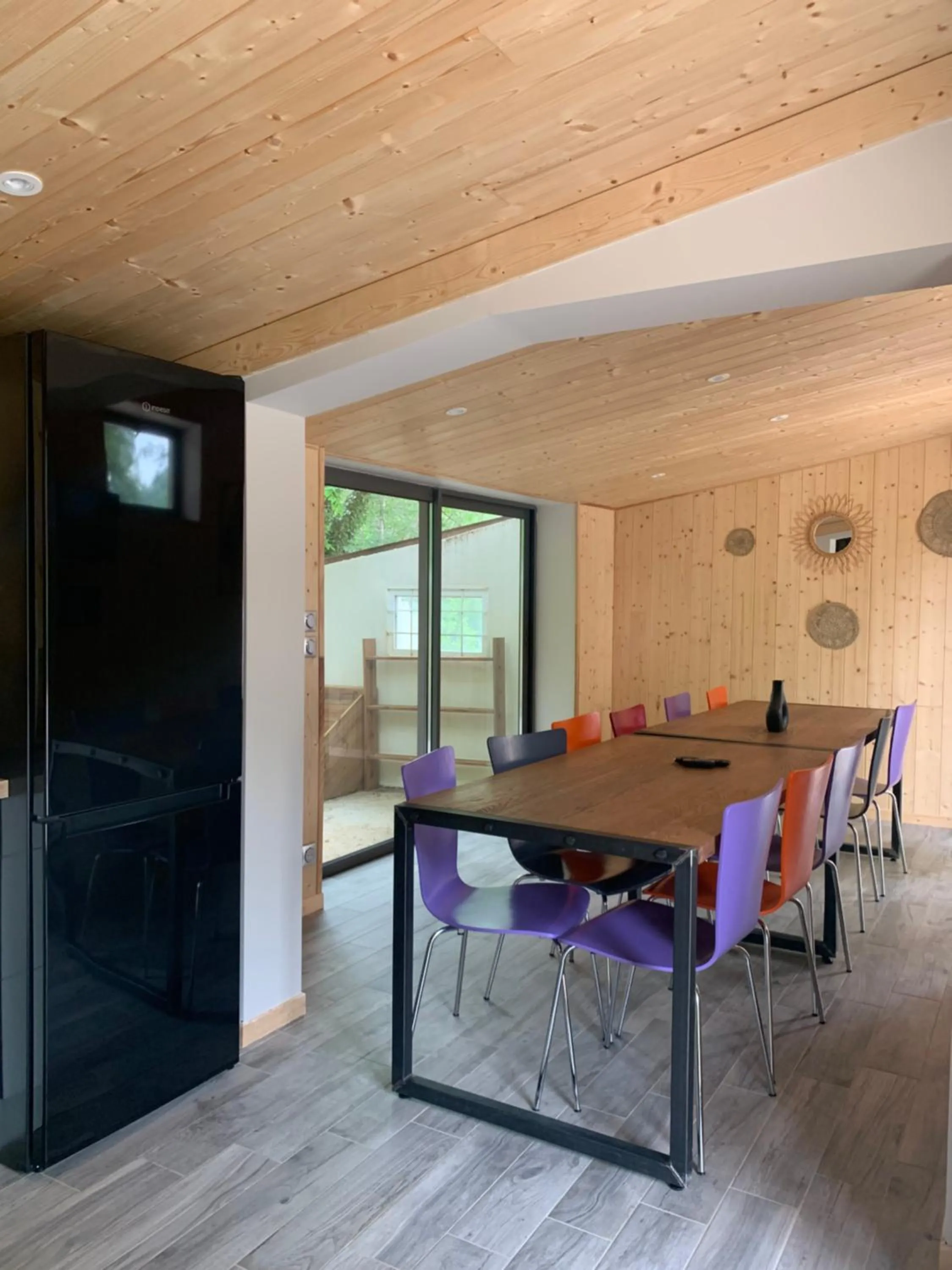 Communal lounge/ TV room in La Petite Auberge Insolite