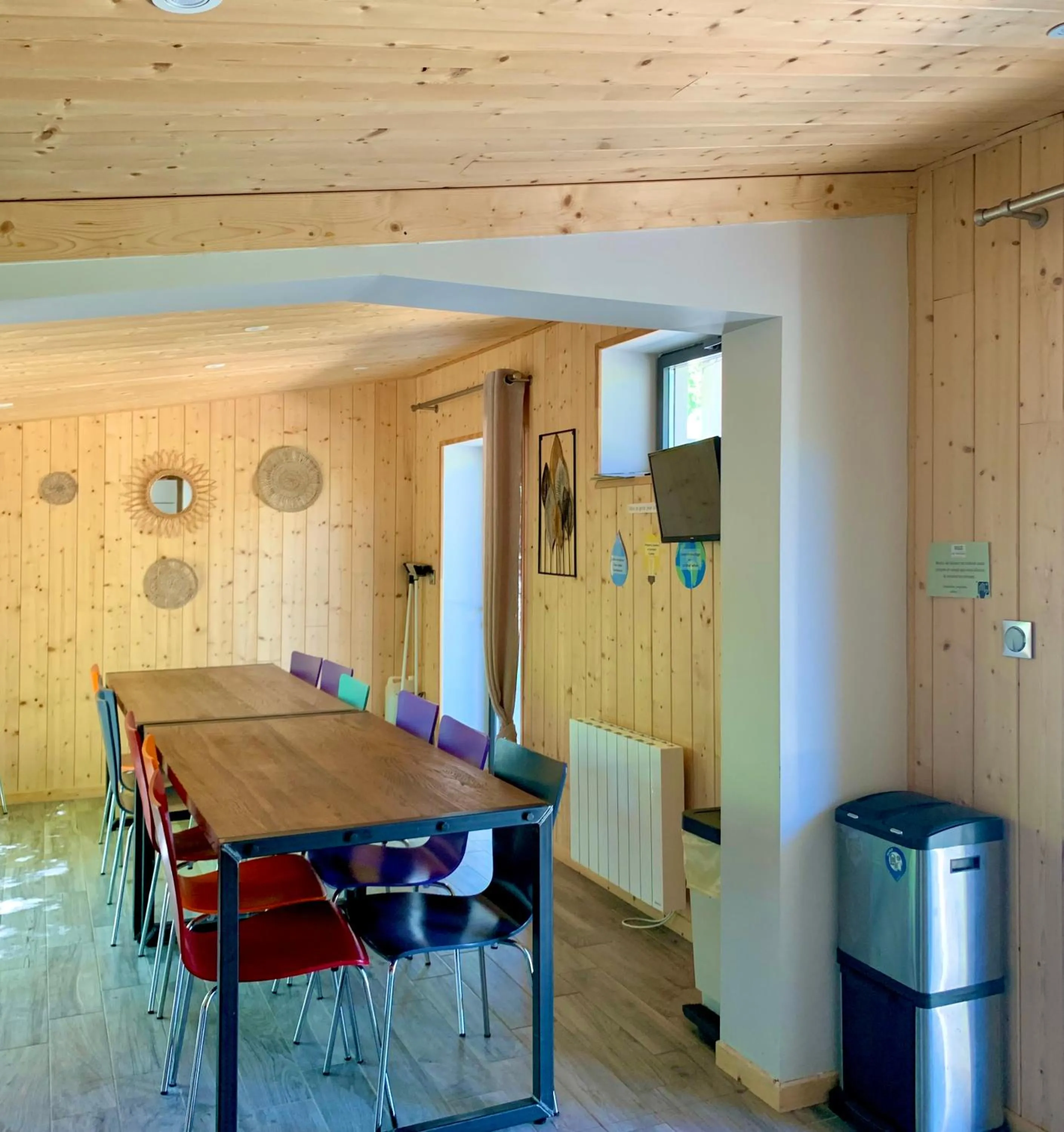 Communal kitchen in La Petite Auberge Insolite