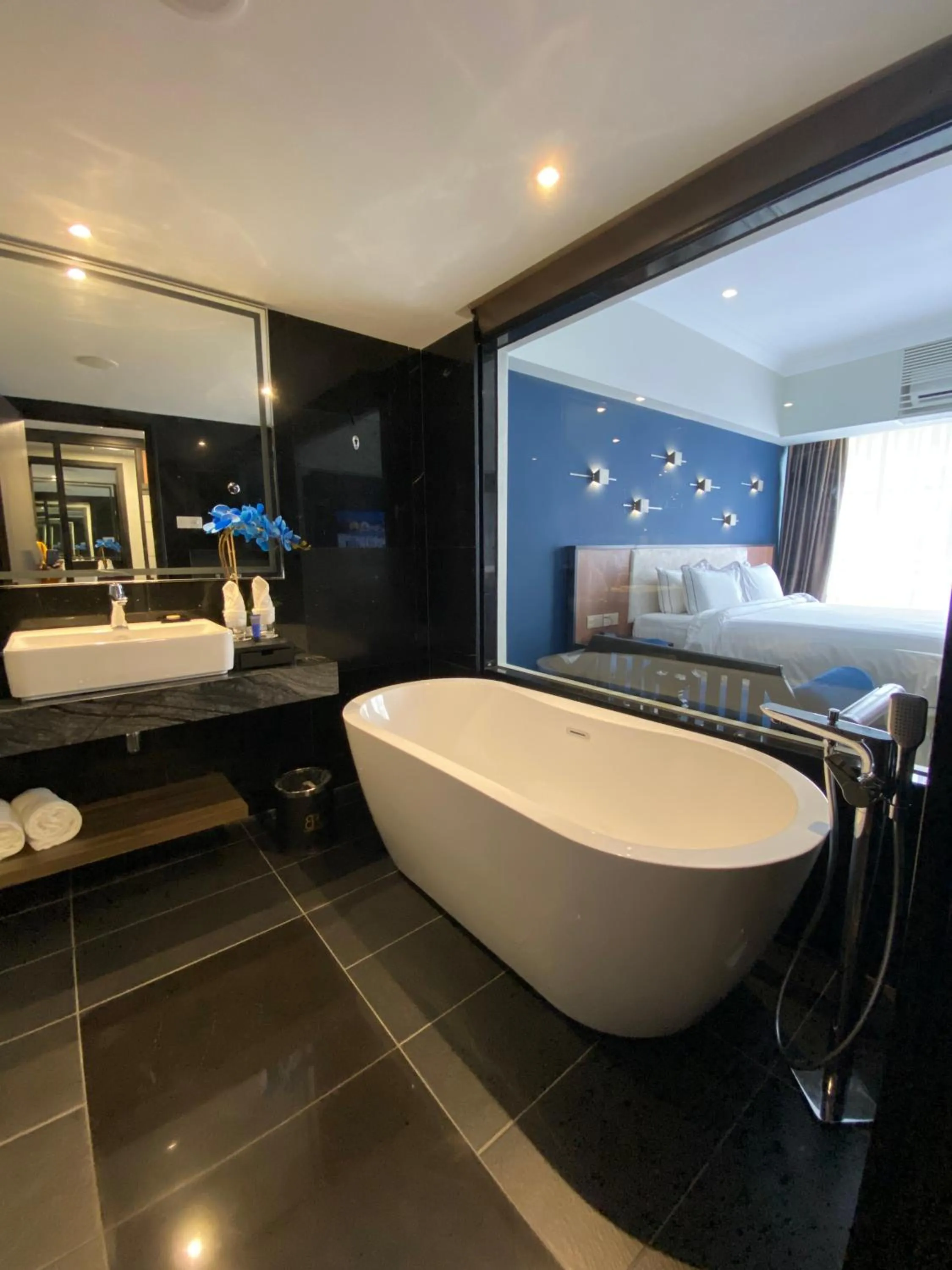 Bathroom, Bed in Bertam Resort & Water Park Penang