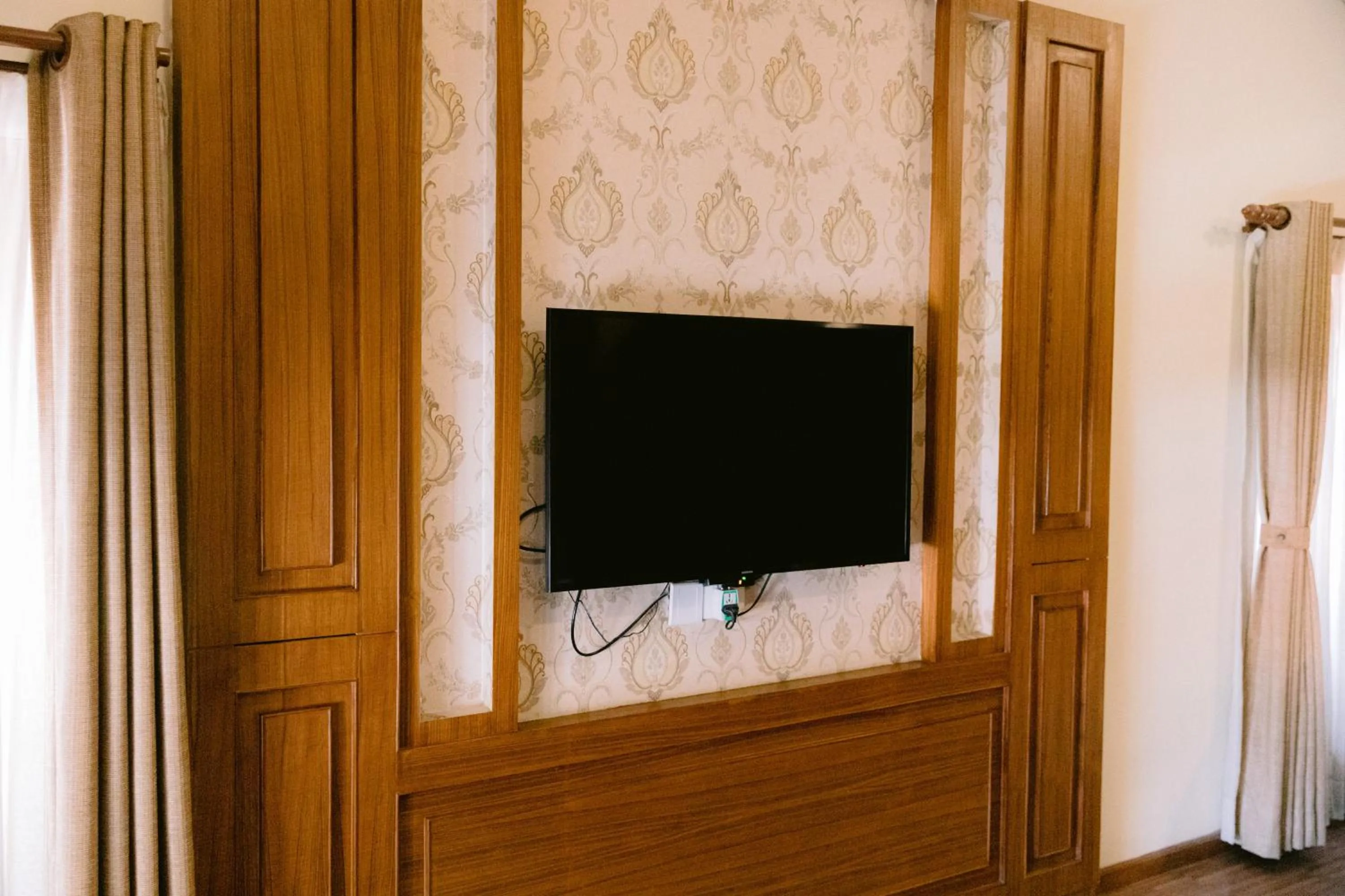 TV and multimedia in Aranya Boutique Hotel