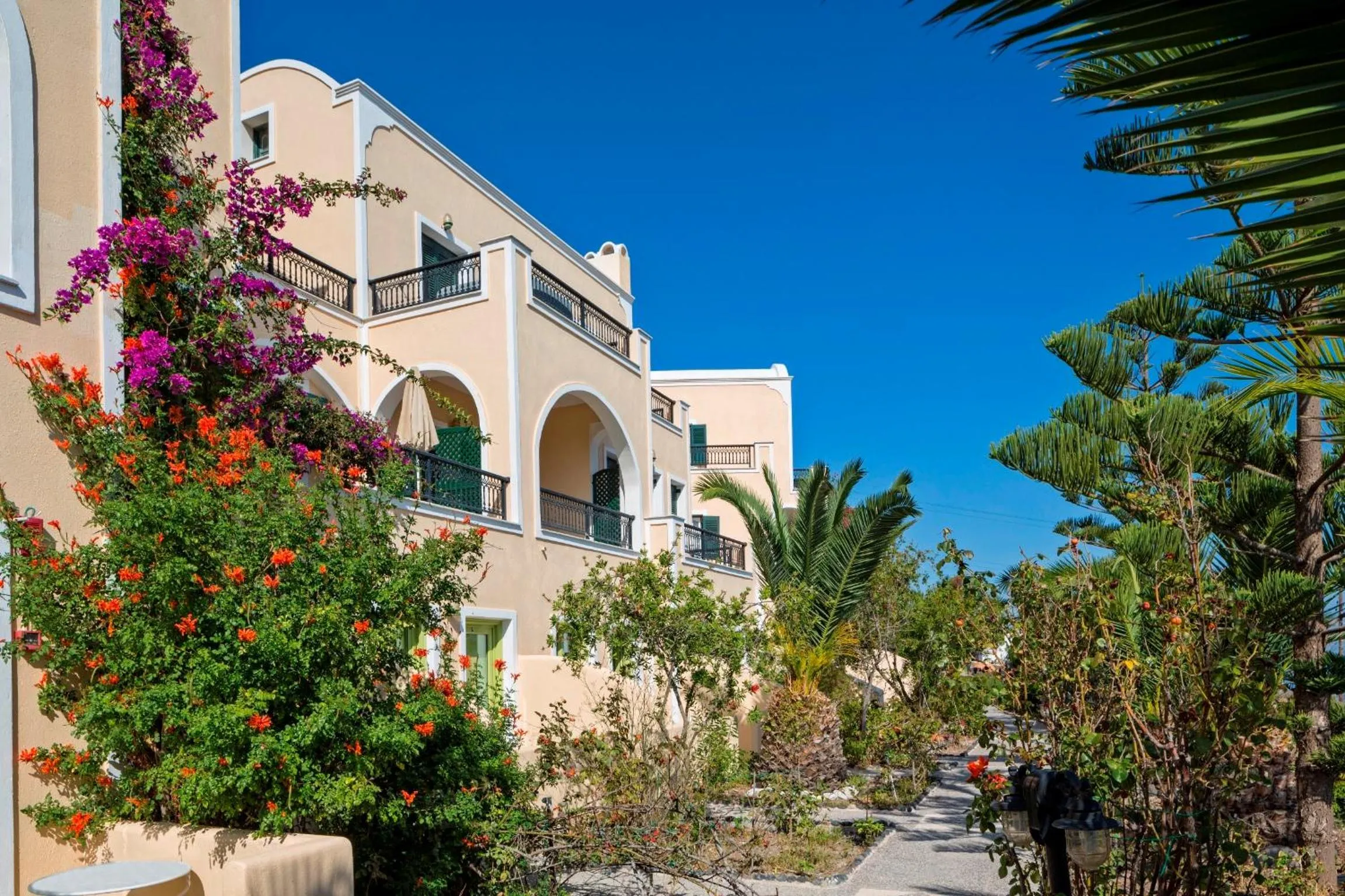 Facade/entrance in Aelia by Eltheon