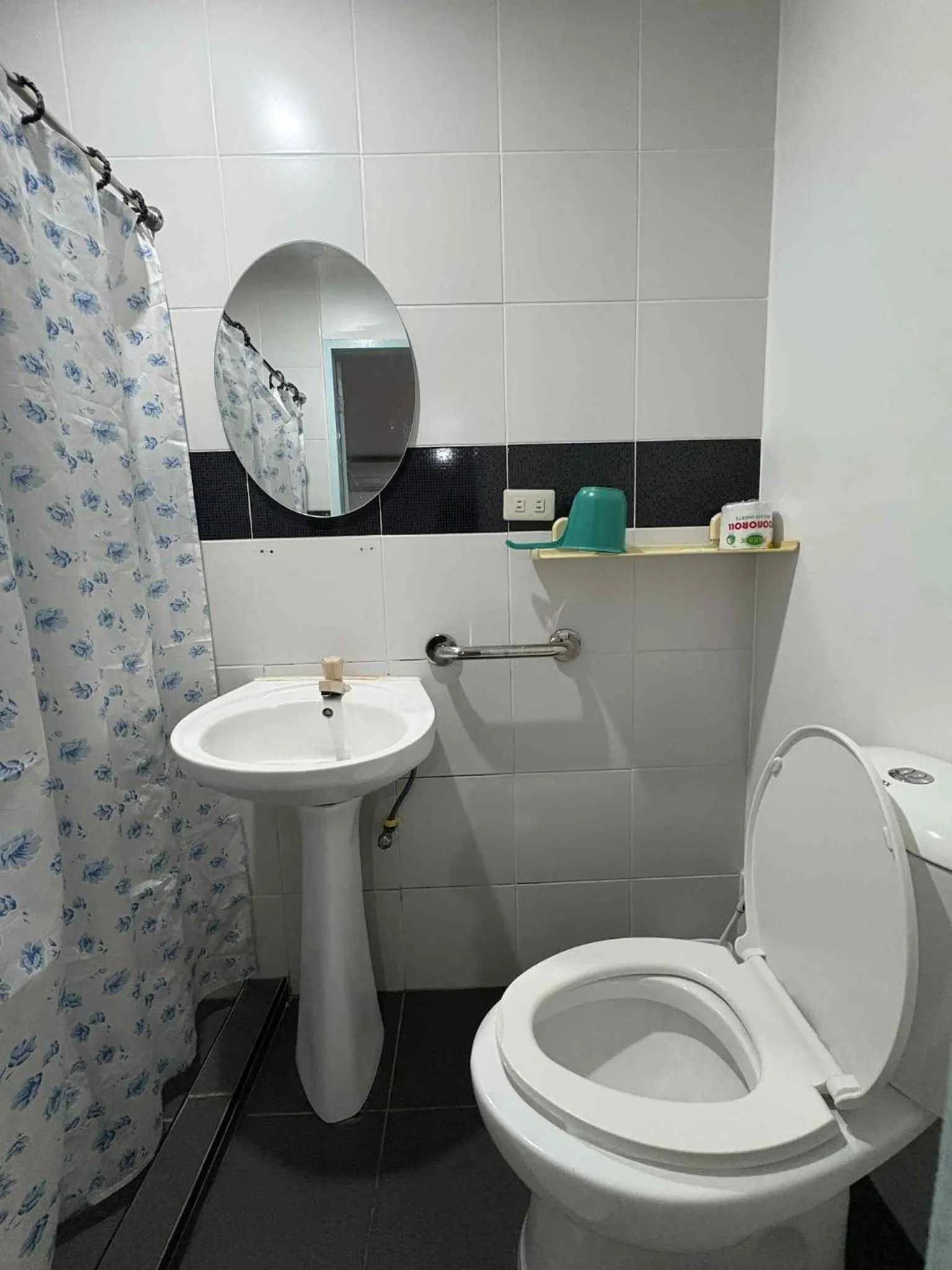 Bedroom in duck inn manila