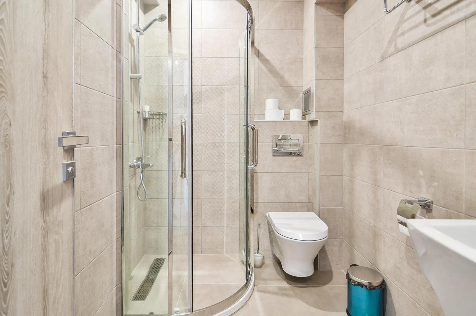 Shower in Sea lounge