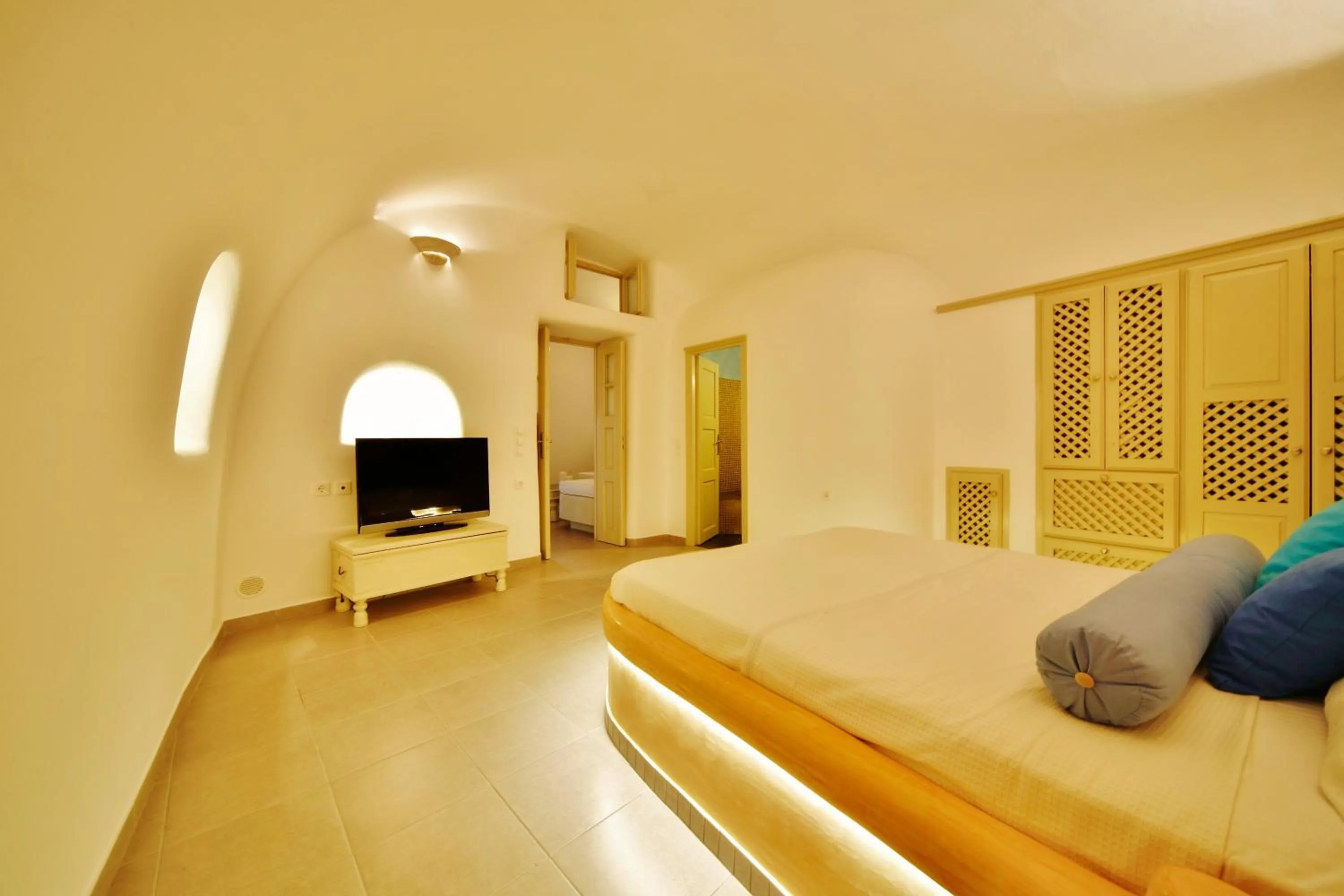 Communal lounge/ TV room, Bed in Chroma Suites